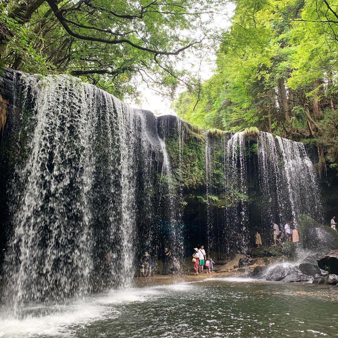 鍋ヶ滝 | 小国町的壮丽瀑布美景，一场大自然的梦幻表演  鍋ヶ滝是在9万年前，因为阿苏火山的一场爆发