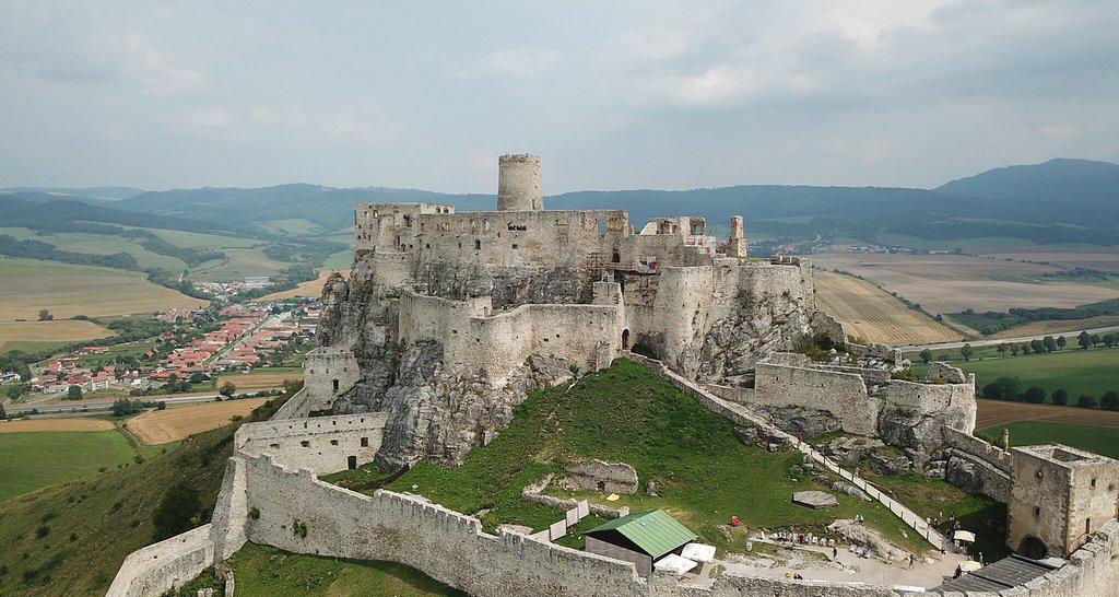 斯洛伐克斯皮斯赫拉德城堡:无垠田野中的古堡 冷峻而又威严  在众多欧洲的国家里面，很少人旅游会首选斯