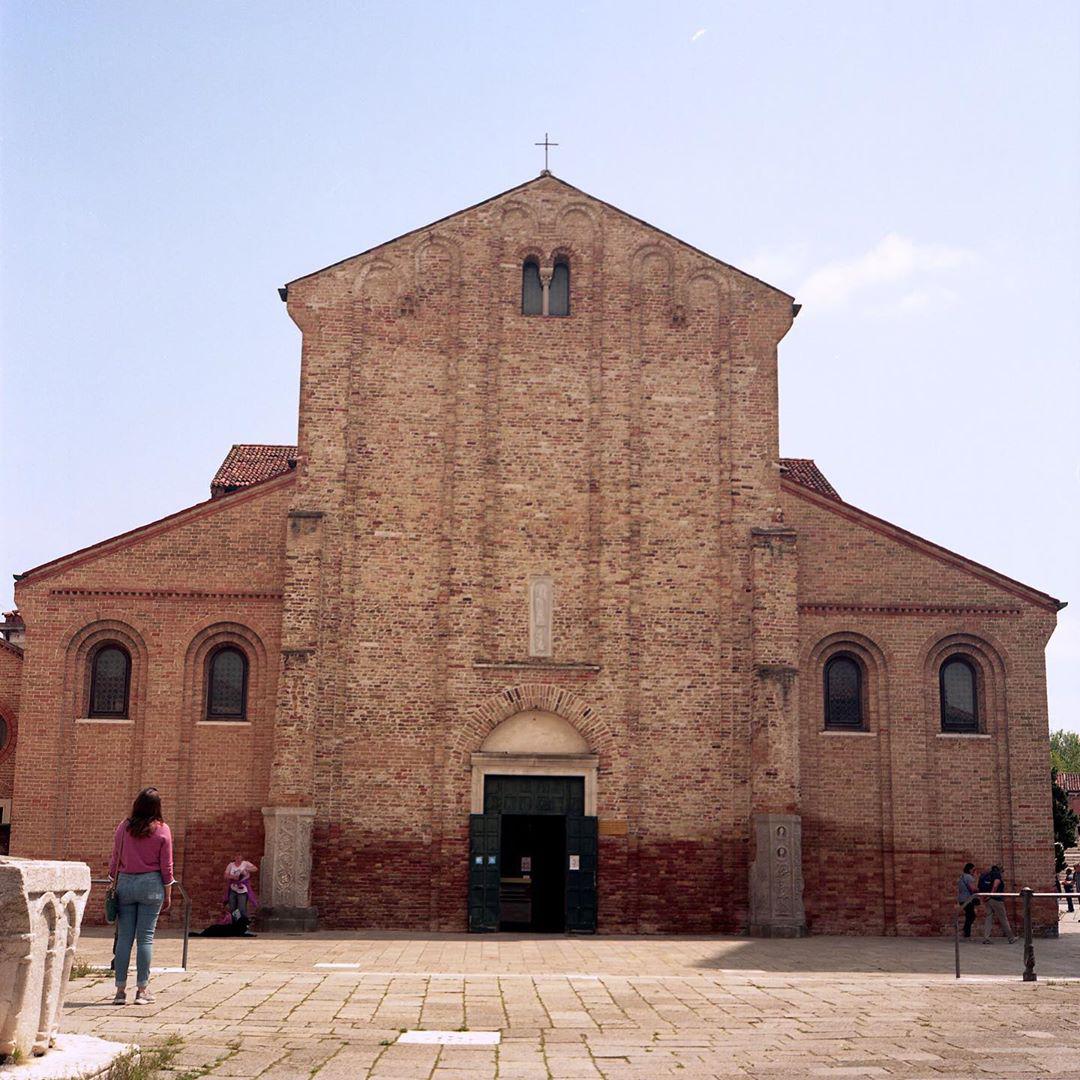 美丽精致的岛上教堂——多纳托教堂  多纳托教堂位于威尼斯穆拉诺岛，公元7世纪便已经存在，见证了穆拉诺