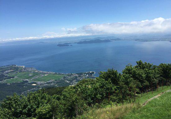 水光潋滟之绝地  远近闻名的“近江八景”是琵琶湖最美的景色之一。当我泛舟湖上，周围的湖光山色让我挪不