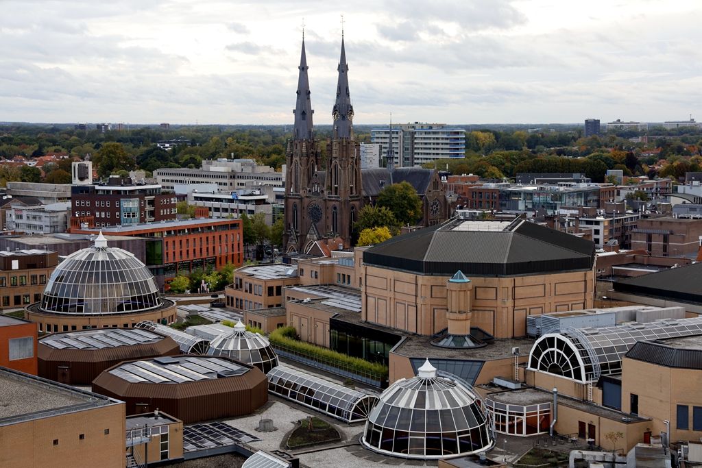 荷兰，埃因霍温 刚刚被评为欧洲最具创新城市，街道中夸张现代的建筑与古老的教堂交相辉映，毫不违和。 这