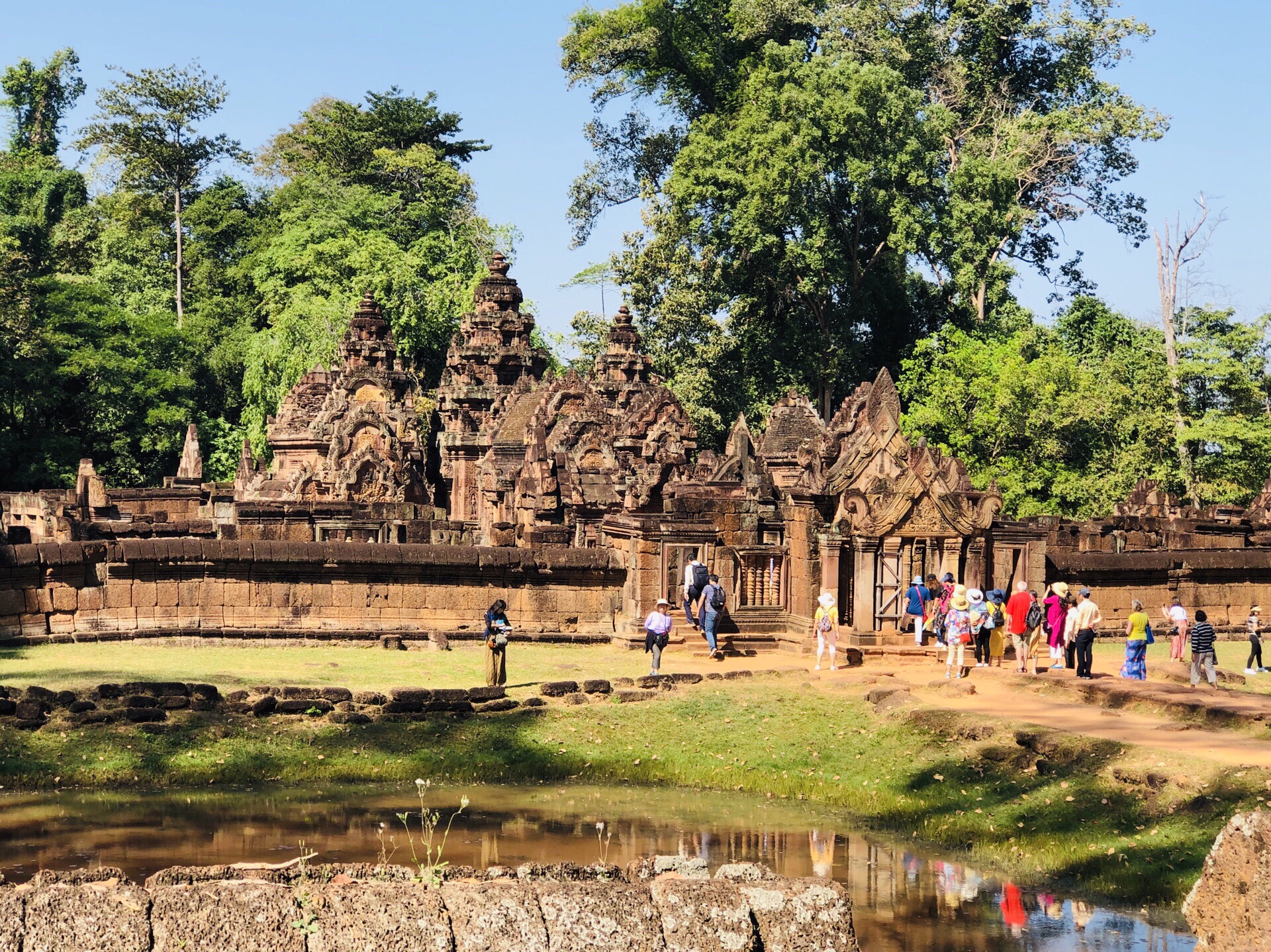 班蒂斯蕾—也将其叫做“女王宫”，距吴哥城约25公里，是柬埔寨三大圣庙之一，被誉为“吴哥古迹中的明珠”