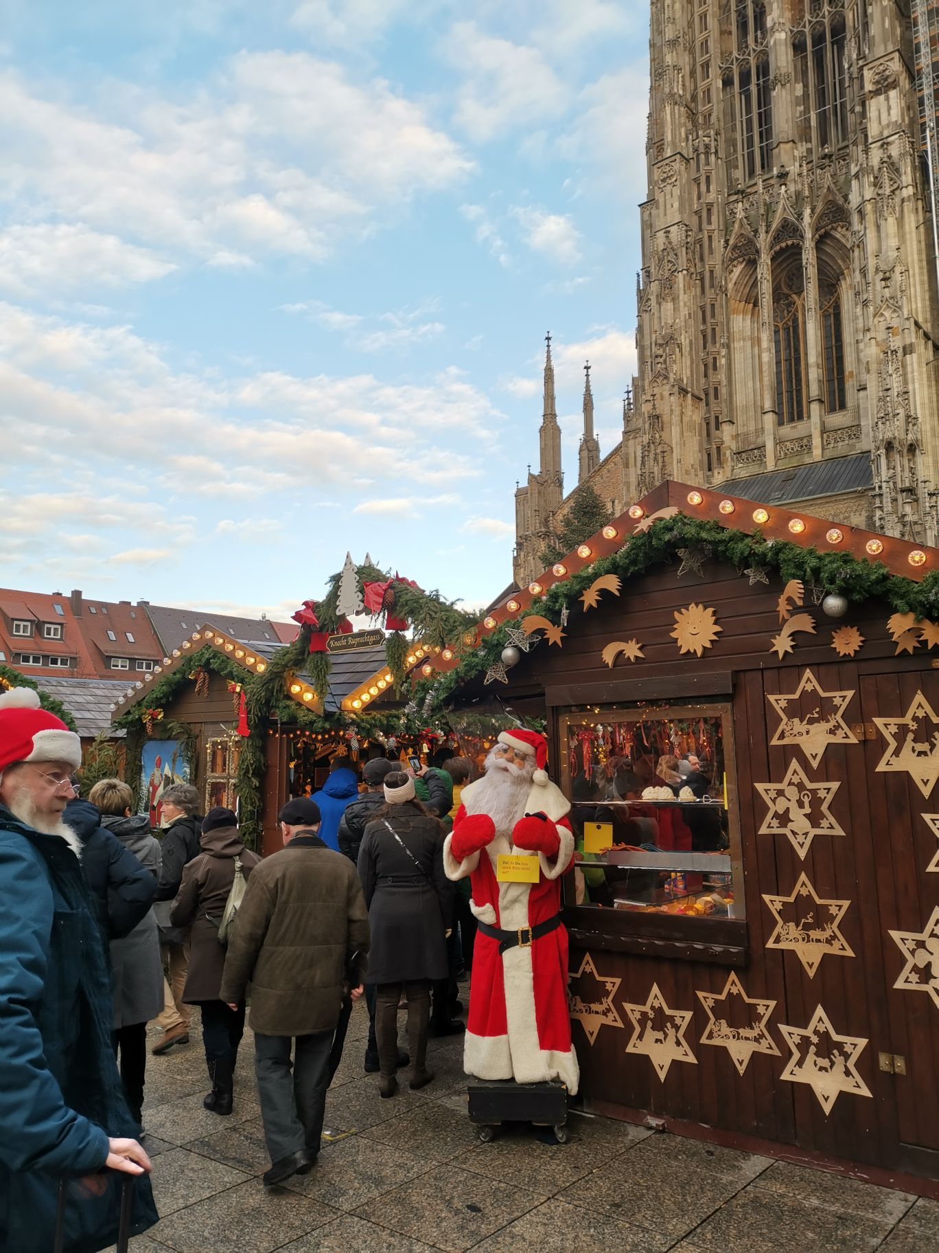 世界最高大教堂下的圣诞市场，德国乌尔姆的圣诞市场，热闹非凡，人头攒动，堪比中国春节年货市场，节日气氛
