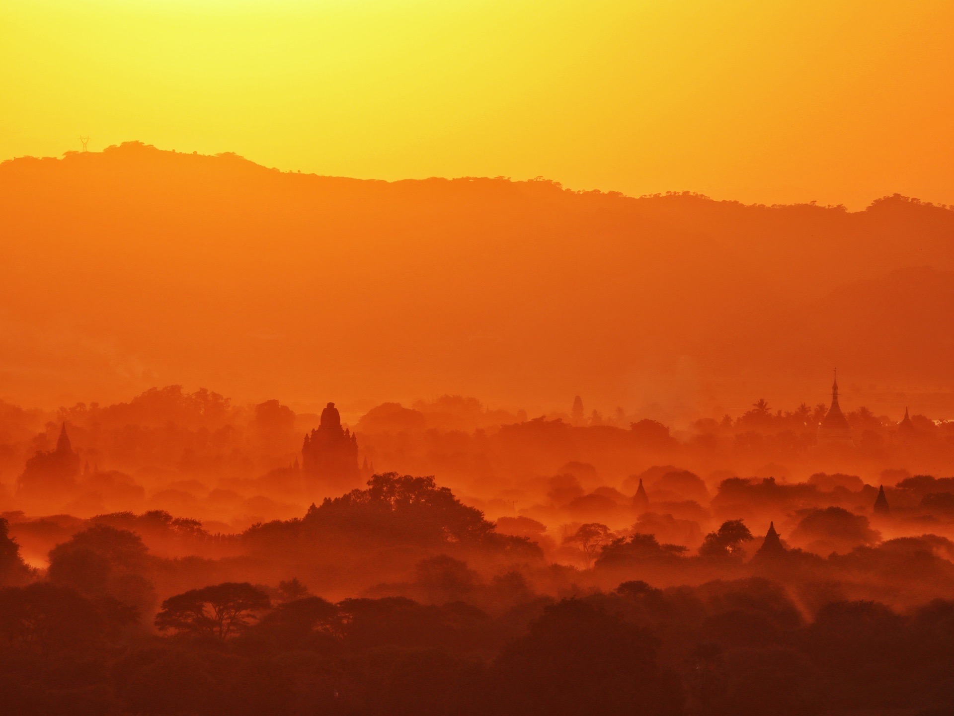 行走万塔之都蒲甘Bagan, 望夕阳照佛塔，挥别辉煌/         蒲甘是缅甸历史古城、佛教文化
