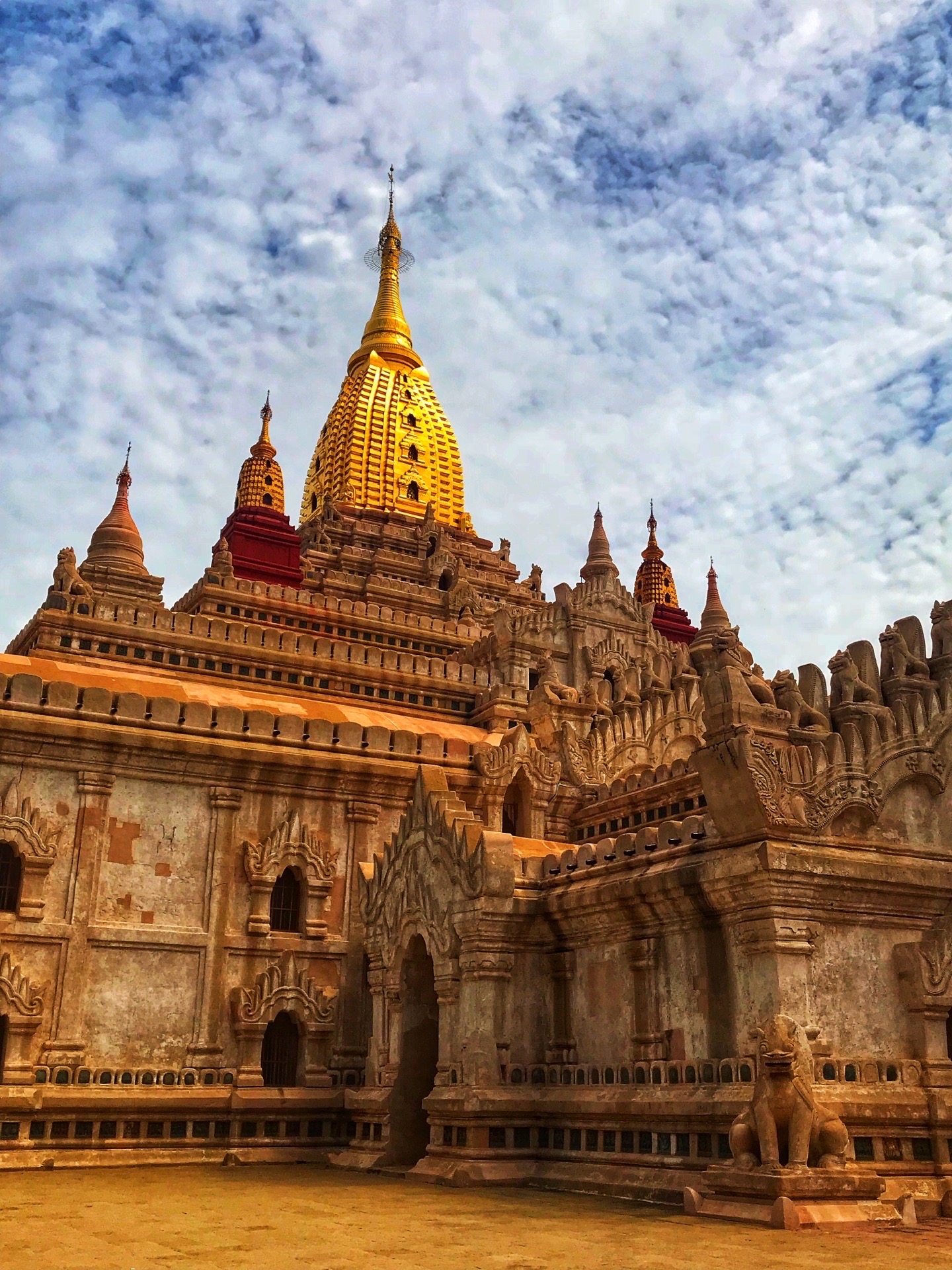 #在缅甸🇲🇲看完了半辈子的佛塔❷# 蒲甘排名第一的万塔之王—瑞喜宫塔，缅甸四大佛塔之一，最古老、最壮
