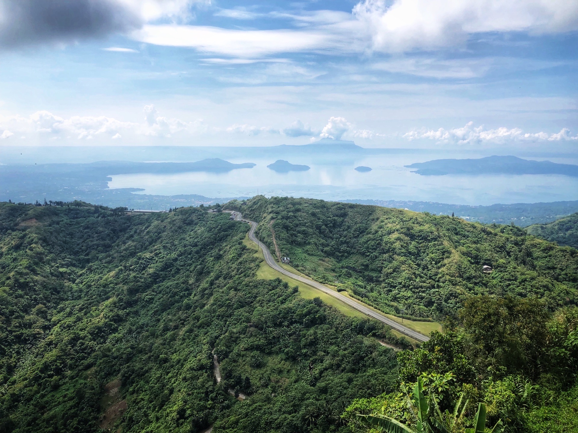 塔盖泰远眺，螃蟹船和塔尔火山上的火山湖