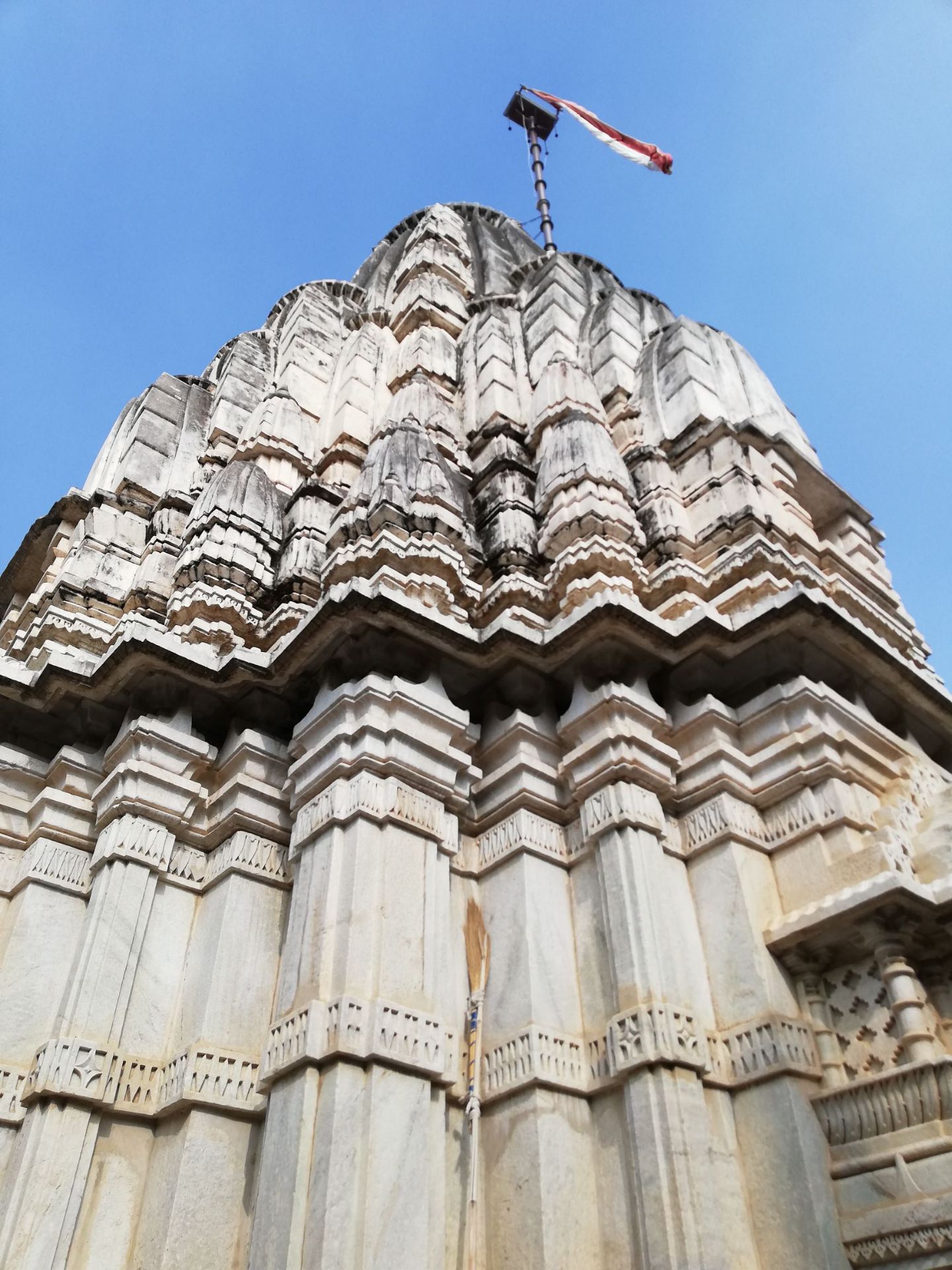 印度•热那克普•千柱庙 印度最大的耆那教的神庙建筑，29个大殿，80个穹顶，1444根精雕细刻的白色