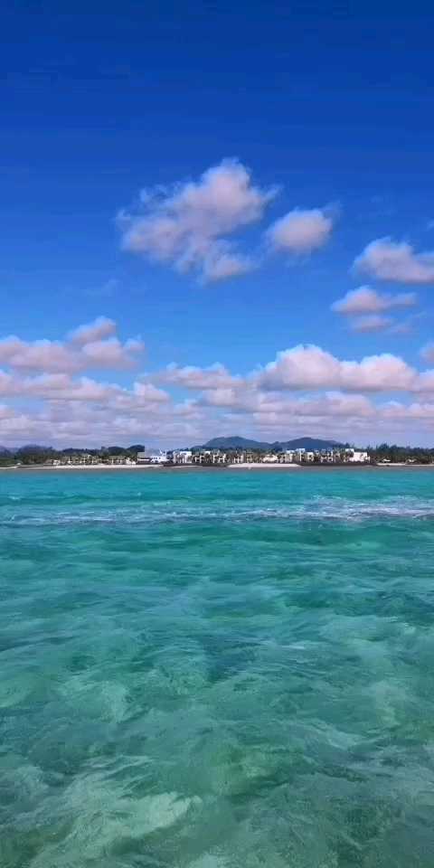 毛里求斯出海蓝。湾蓝湾的碧海蓝天白色沙滩是超赞的。湾内水质因其水下不同区域内的珊瑚、黑礁、白沙、海草