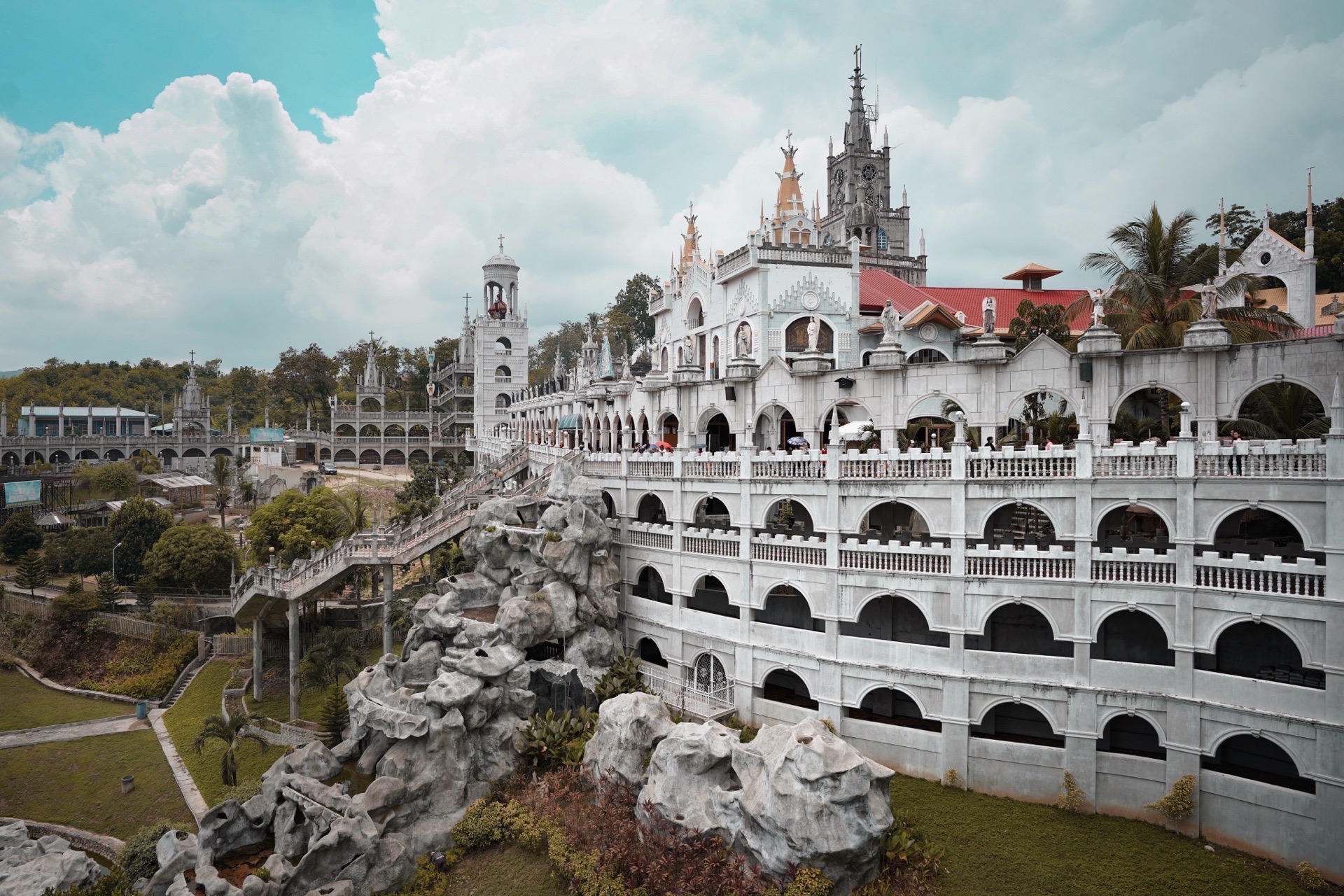 这个火遍ins的城堡内部是震撼人心的宗教圣地 菲律宾虽然是个多种宗教的国家，但90%的人都信仰基督教