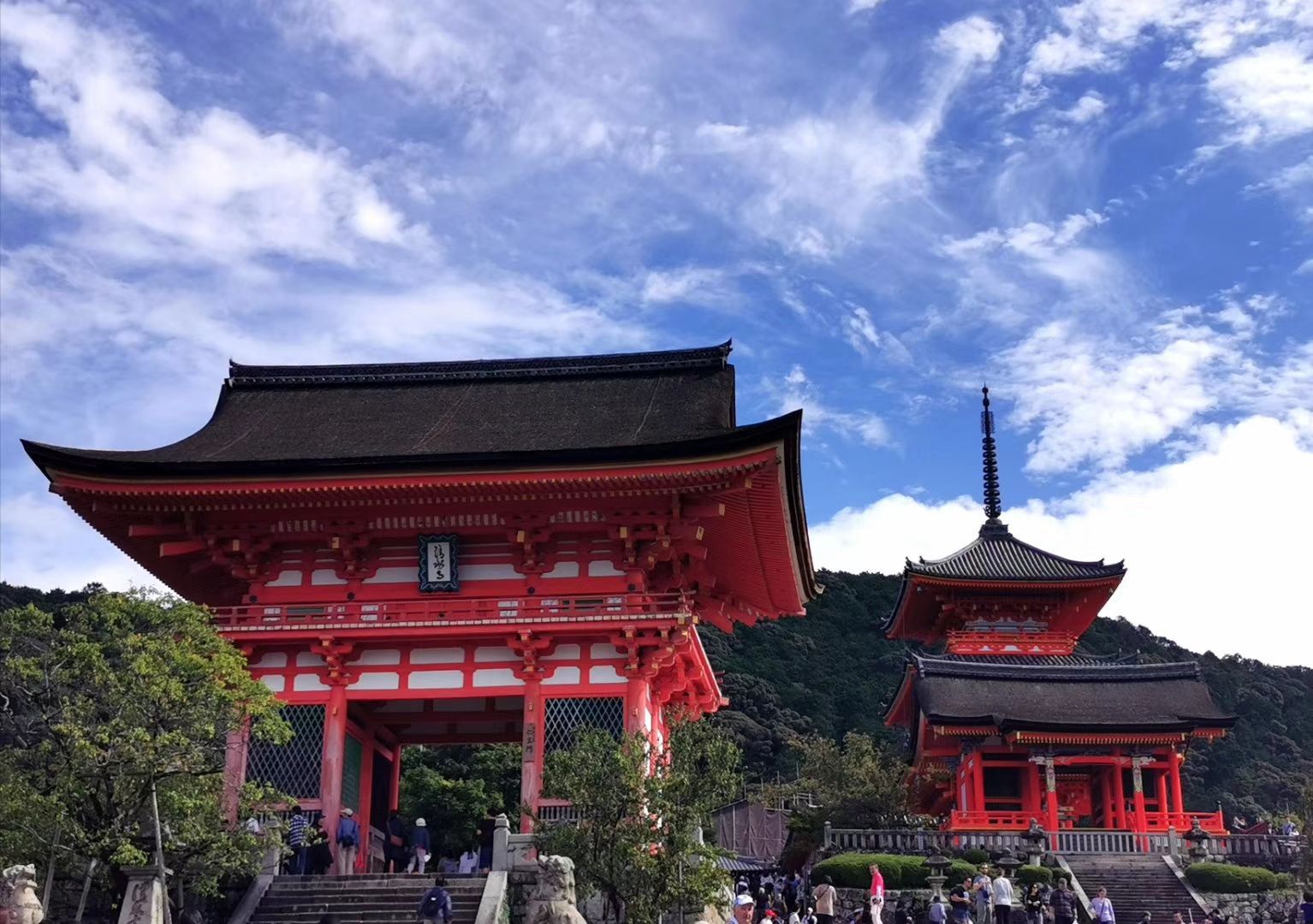 清水寺是京都最古老的寺院之一，为日本平安时代（公元798年左右）建筑物的代表，典型的唐式建筑，后来毁
