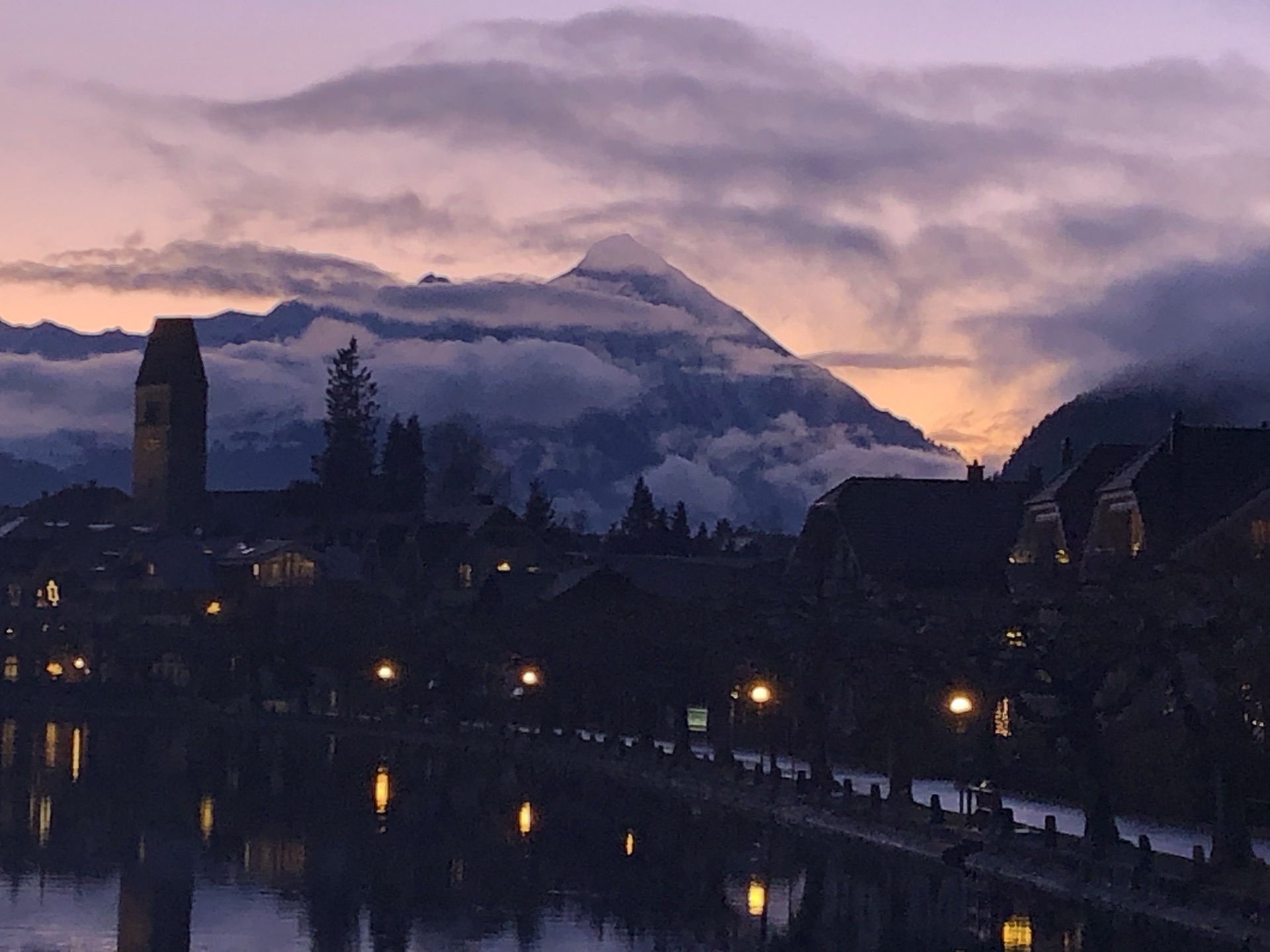 瑞士阿尔卑斯山脉脚下小镇夜景 房屋别墅依山傍水，高山皑皑白雪依稀可见，山涧溪水清澈见底，池中绿头鸭嬉
