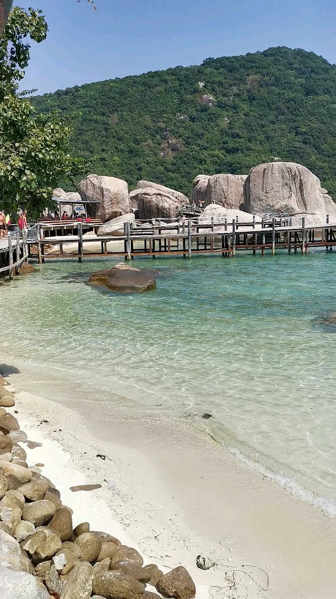 泰国唯一一座私人拥有的岛屿南园岛。原生态的景观，人字型沙滩，海水，清澈见底，塑料瓶塑料袋沙滩袜等都不