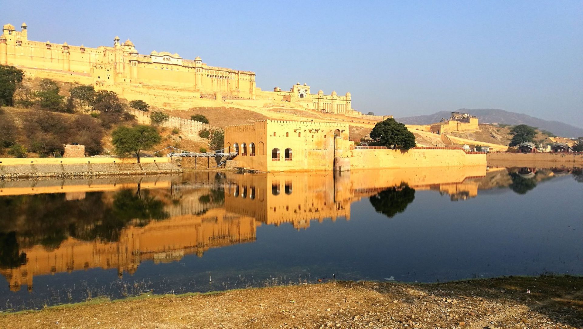 印度斋浦尔琥珀堡是印度古代藩王的都城，建于1592年。玻璃的宫殿是1675年建成，宫墙上有无数面小镜