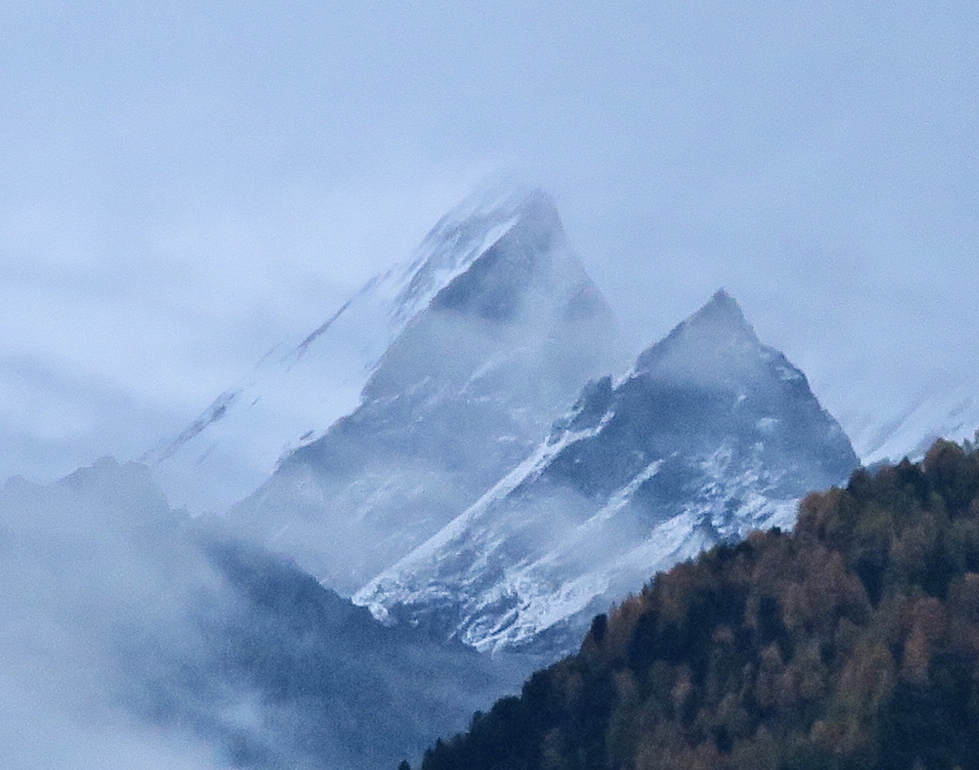 采尔马特村Zermatt藉着马特宏峰Matterhorn (德语）而闻名于世。马特宏峰高4478米，