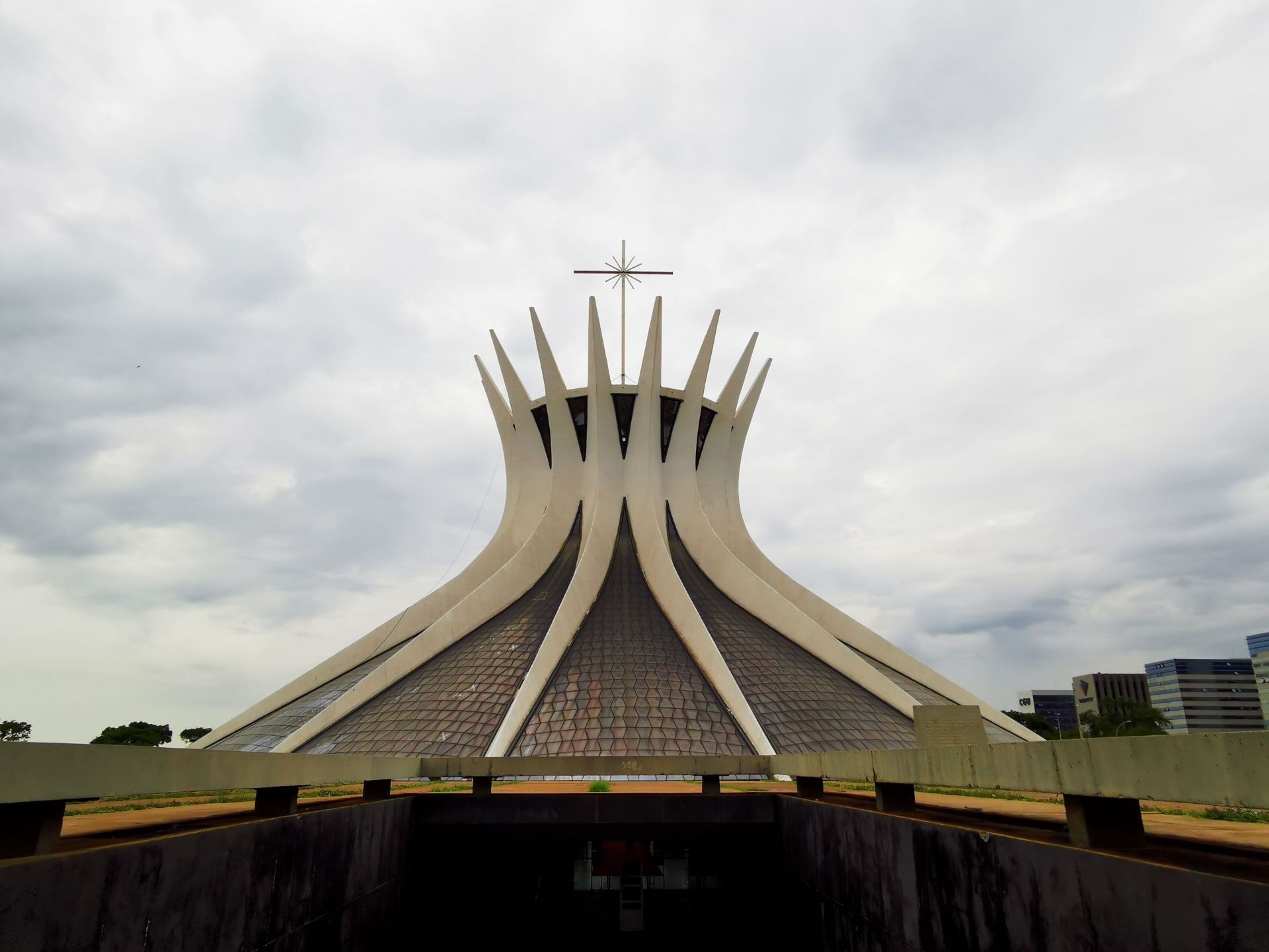 巴西首都巴西利亚是享有世界文化遗产美誉的城市，城市布局犹如一架飞机，许多建筑非常有特色，如主教堂和蓝