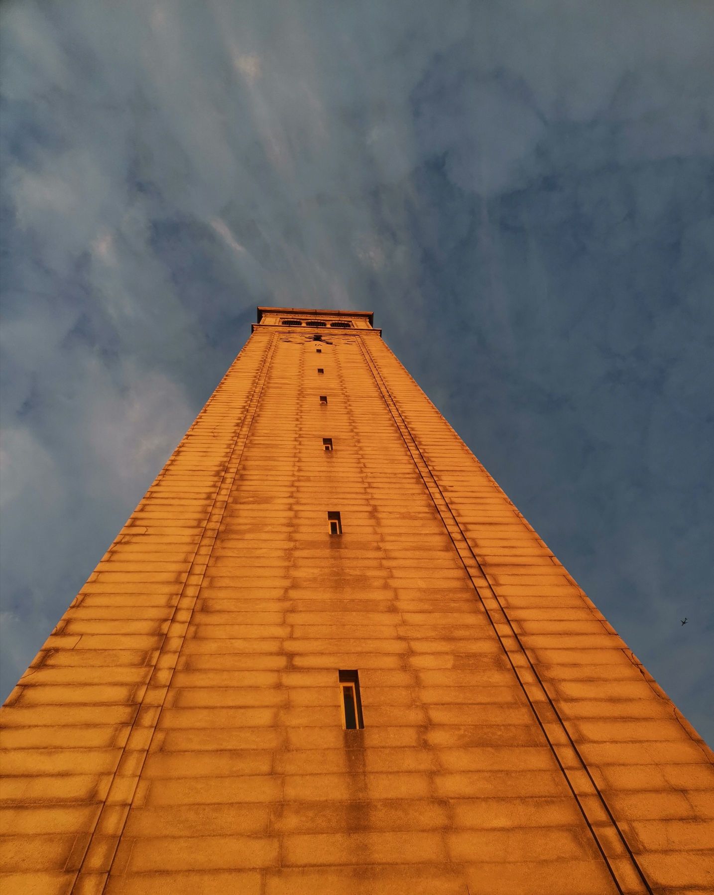 傍晚的加州大学伯克利分校，金色的阳光照在钟塔上。