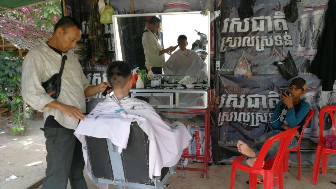 柬埔寨  貢布市  路旁理髮店