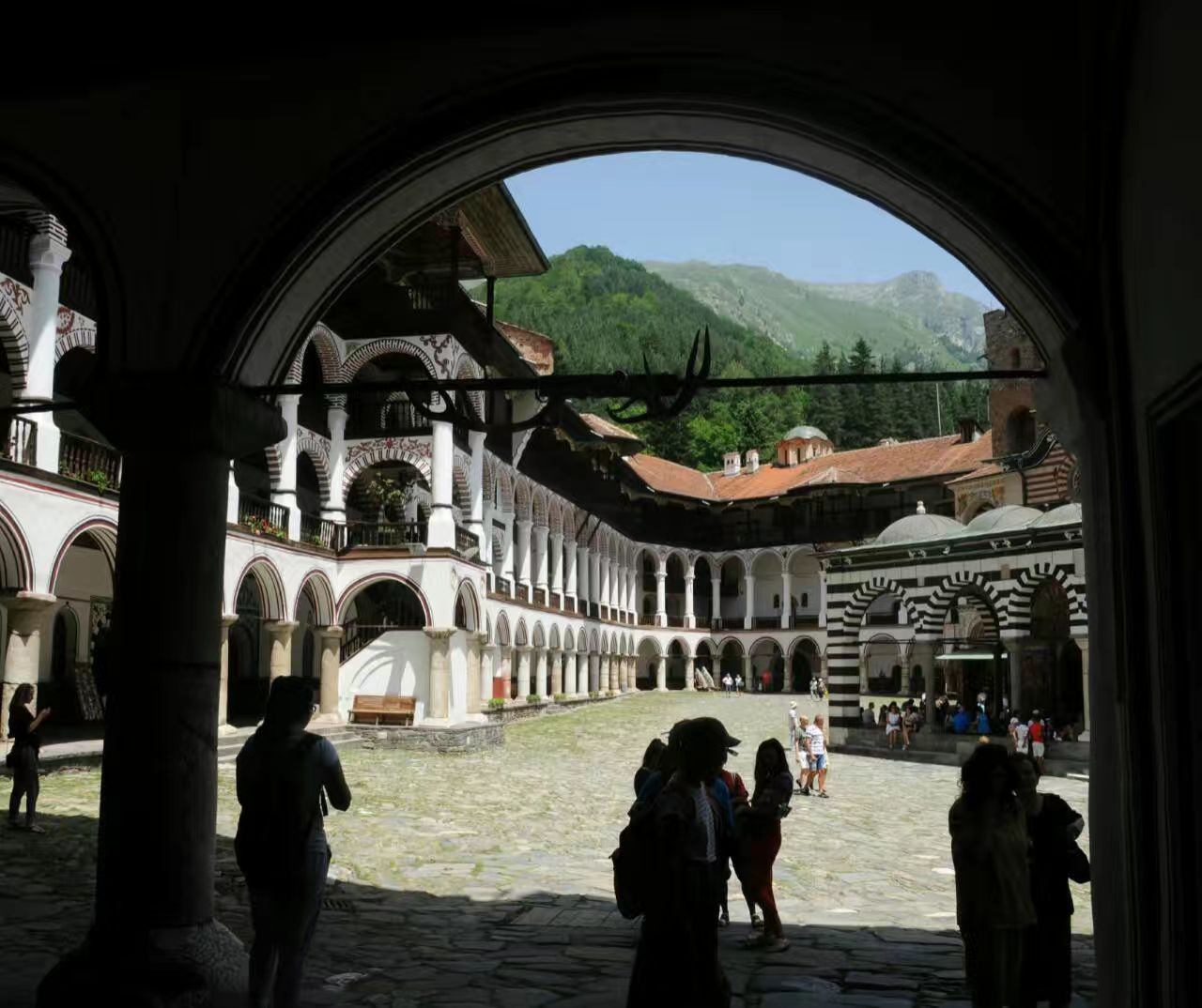 巴尔干半岛圣殿-里拉修道院。 离索菲亚西部117公里的巴尔干群山中，有座举世闻名的里拉修道院，是巴尔