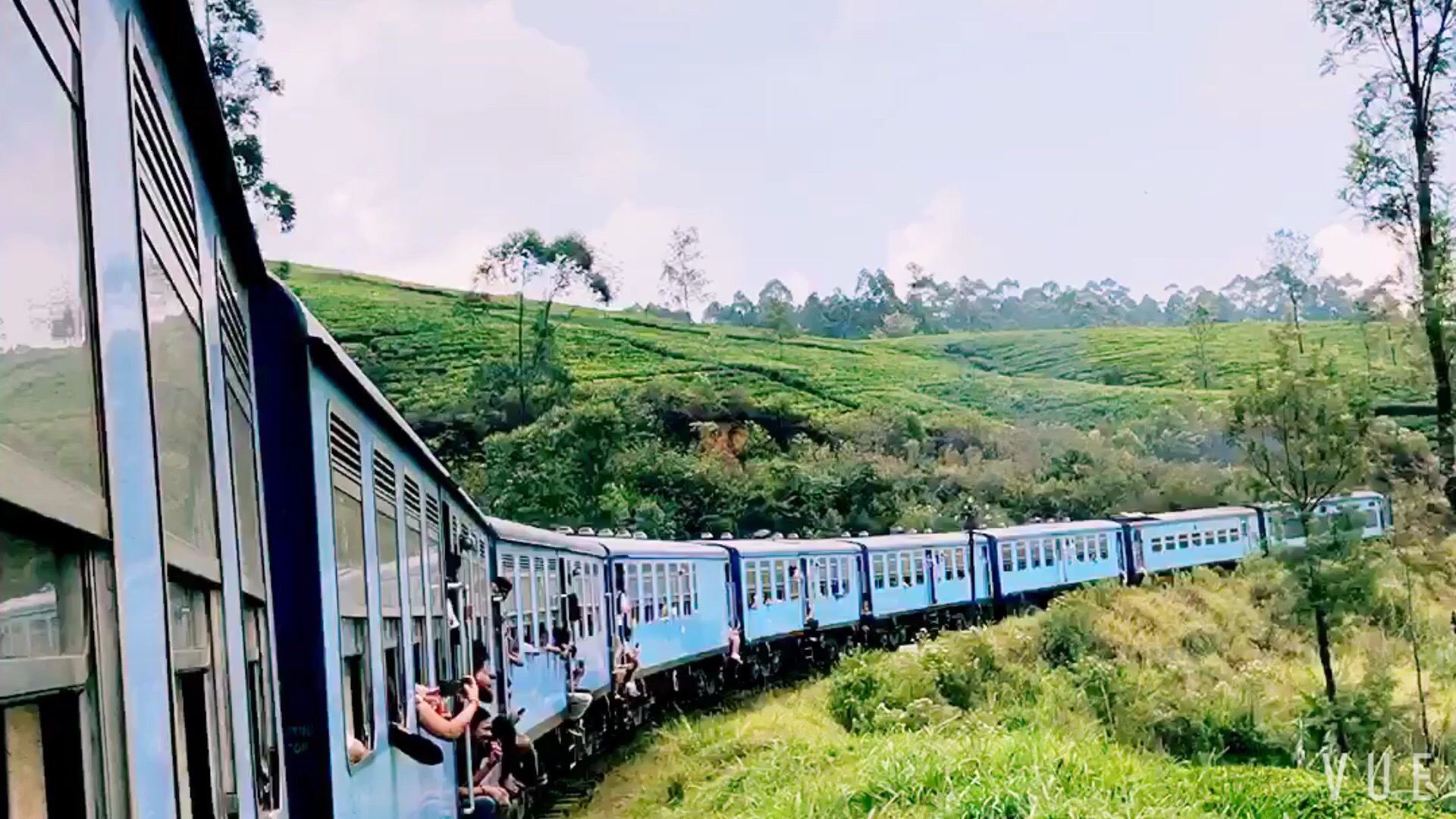 可以挂在外面的小火车、世界最慢火车之一：斯里兰卡高山上的茶园小火车