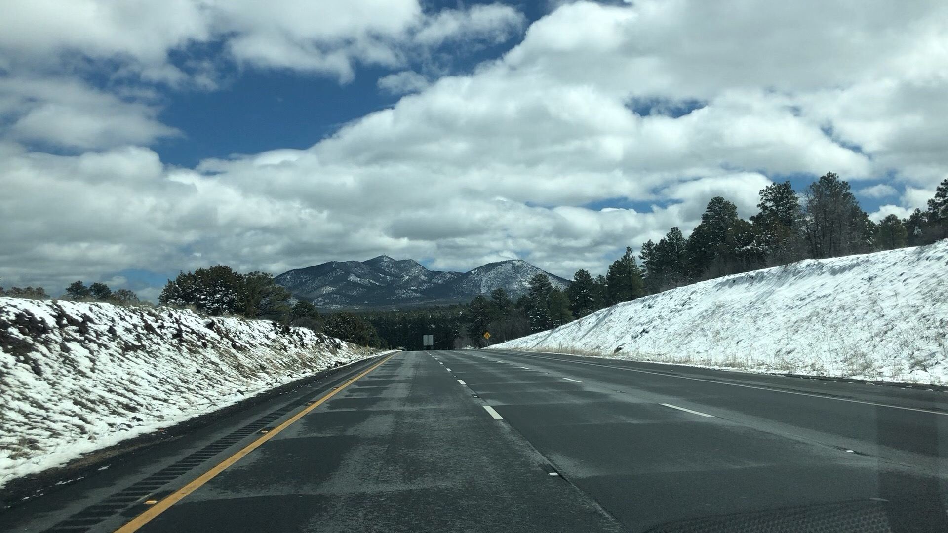 前往科罗拉多大峡谷的路上，看见雪景
