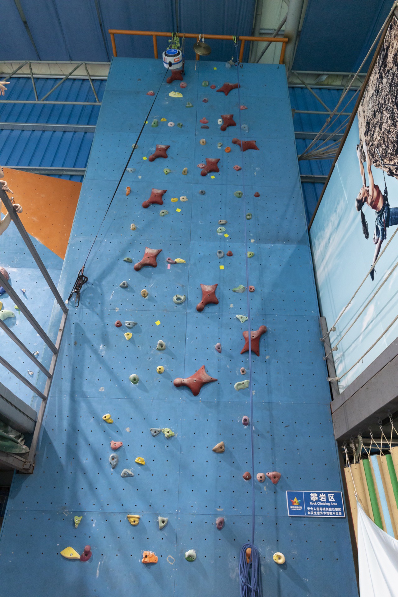 深圳丨皇冠体育中心攀岩馆 一直以为攀岩靠的是手臂的力量，没想到其实是靠腰腹力量。这里一共有两面攀岩墙
