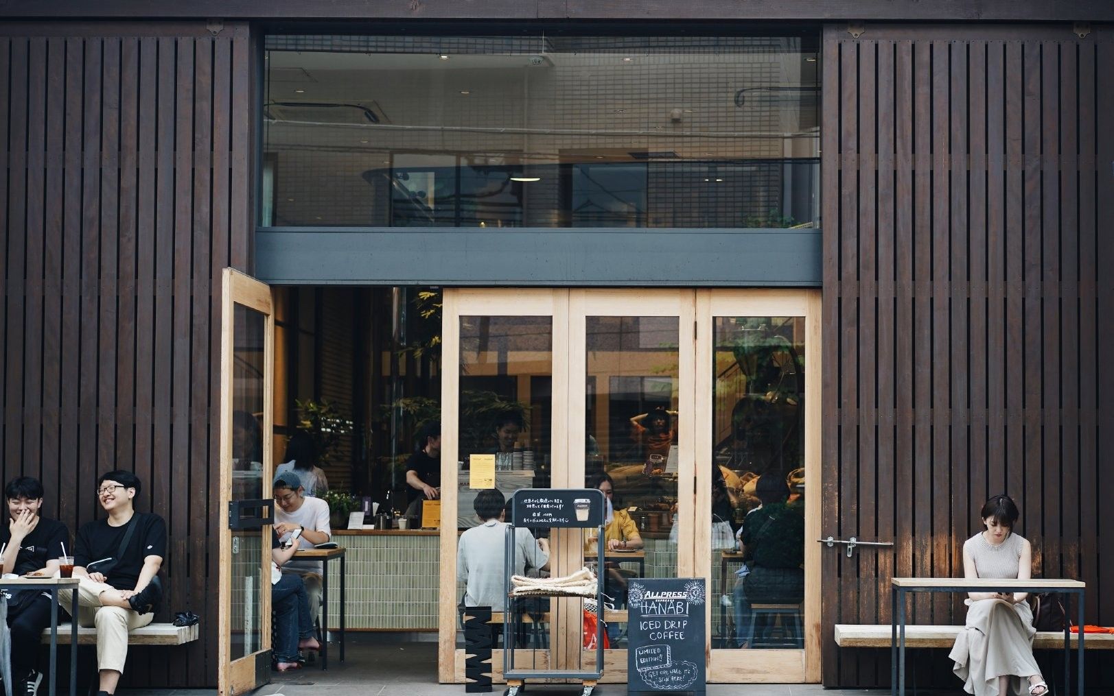 从新西兰火到日本的精品咖啡馆。 东京的这家店本身就很有特色,屋顶倾斜的整幢木屋,跟隔壁老房子连结却有