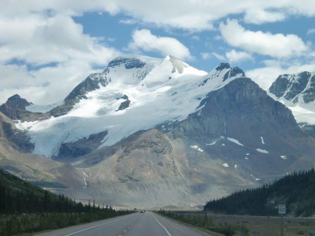夏日見雪山。加拿大洛基山 我到过最雄伟的山脉 山水冰川相间 湖边山中到处是景，跟团到此一游太浪费最宝