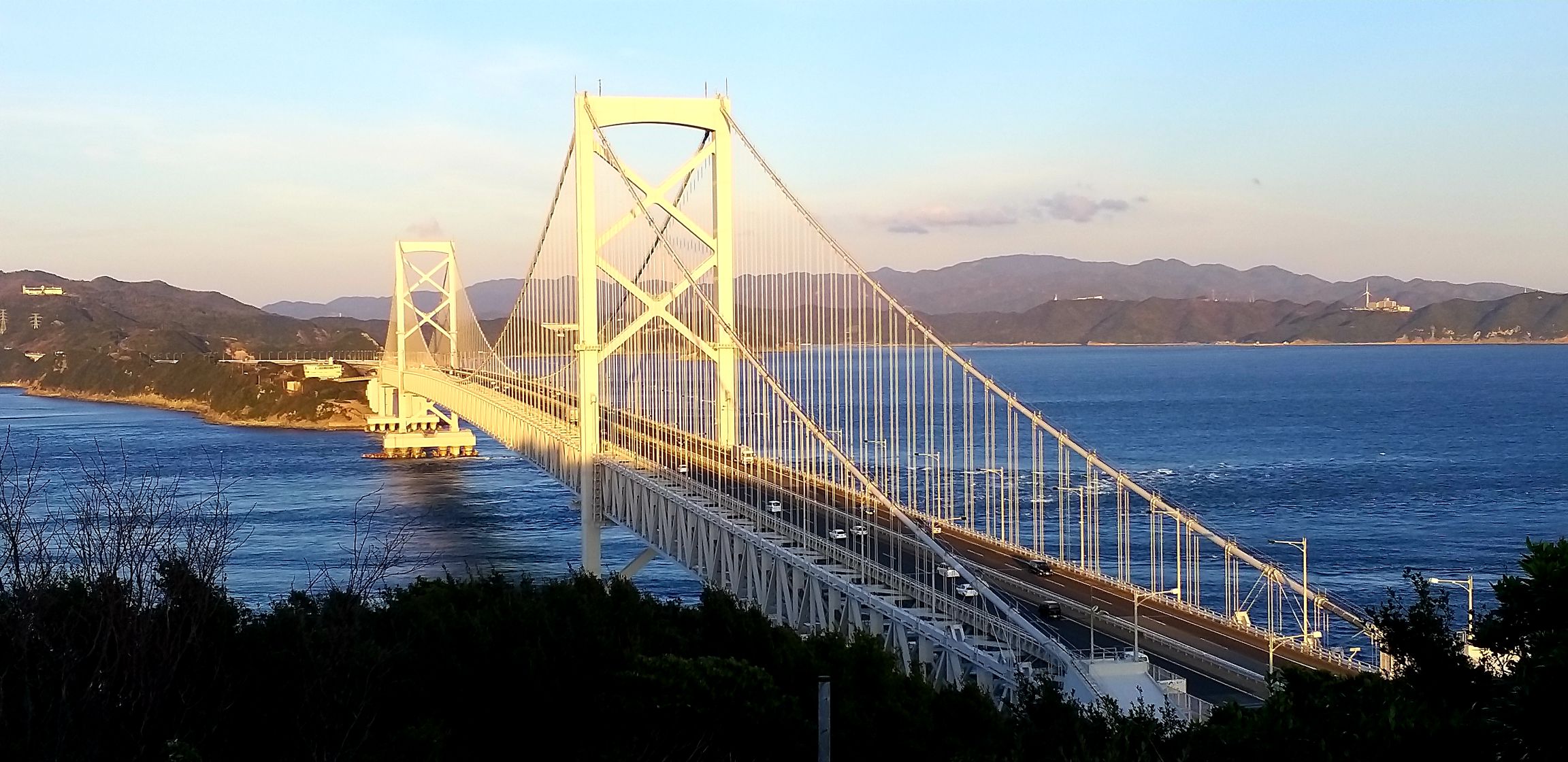 位於日本四国德岛之大鸣门桥，是連接四国與本州之重要通道之一，大橋横貫於濑户內海之上，宏偉壯观，在嗚门