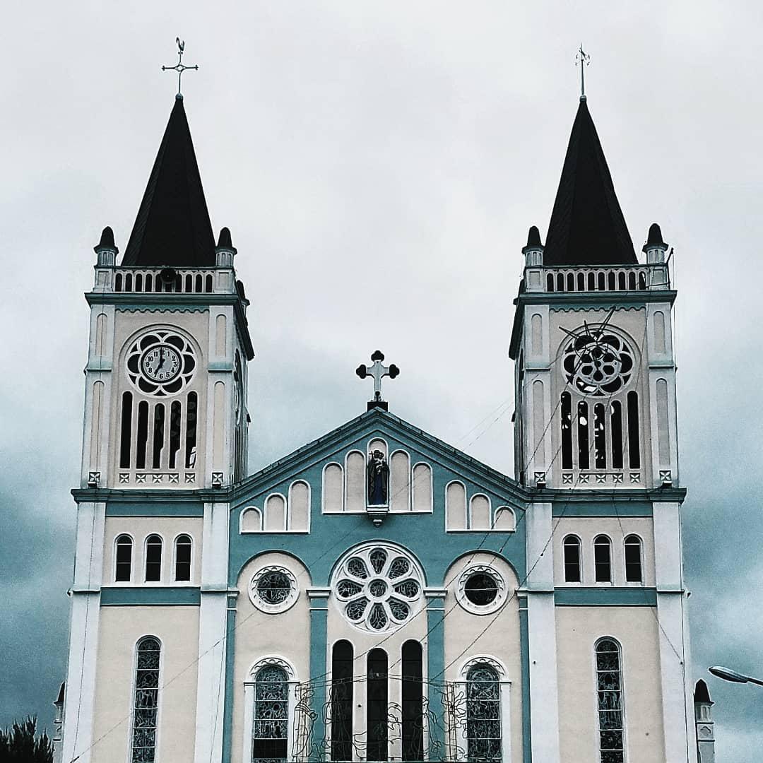 享受蓝天白云映衬下的神仙教堂 其实我去参观过很多教堂，但是每到一处我都有不一样的体验，不一样的感觉。