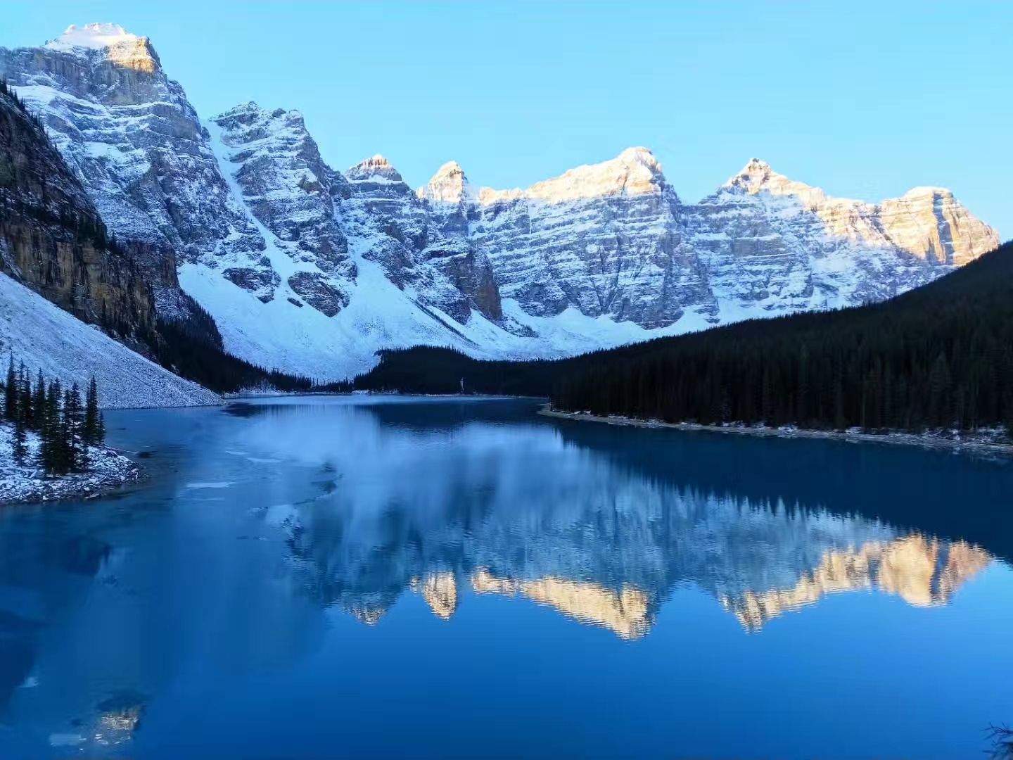 加拿大最出名的为何是这个湖，到底神奇在哪里？ 它就是梦莲湖，在加拿大班夫国家公园里。由于梦莲湖是一个
