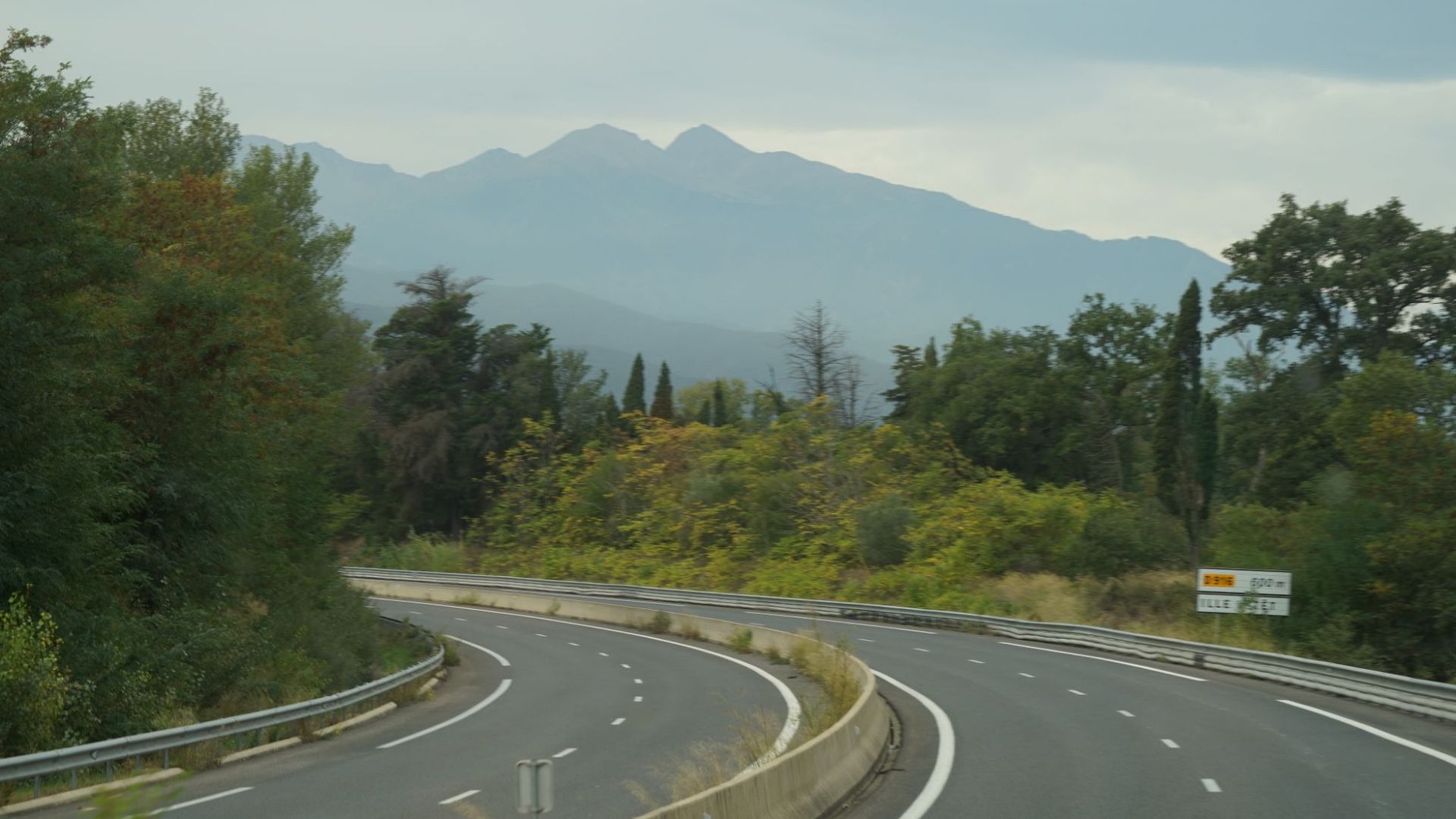 从法国尼姆到安道尔，须穿过西班牙比利牛斯山脉，海拔约1500米左右，此时己呈现深秋景色，树叶金黄，寒