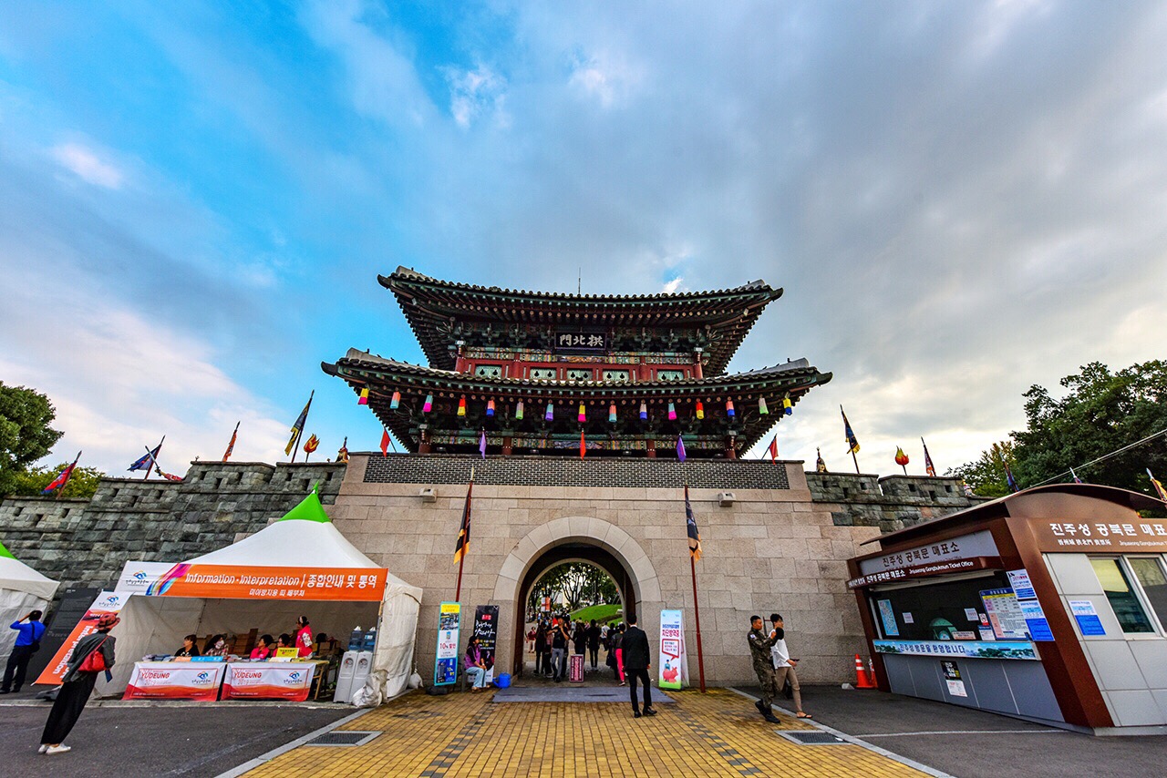 晋州城坐落在韩国庆尚南道晋州市南城洞，是一座石城。据说该城自三国时代开始修筑，原为土城，高丽末禑王五