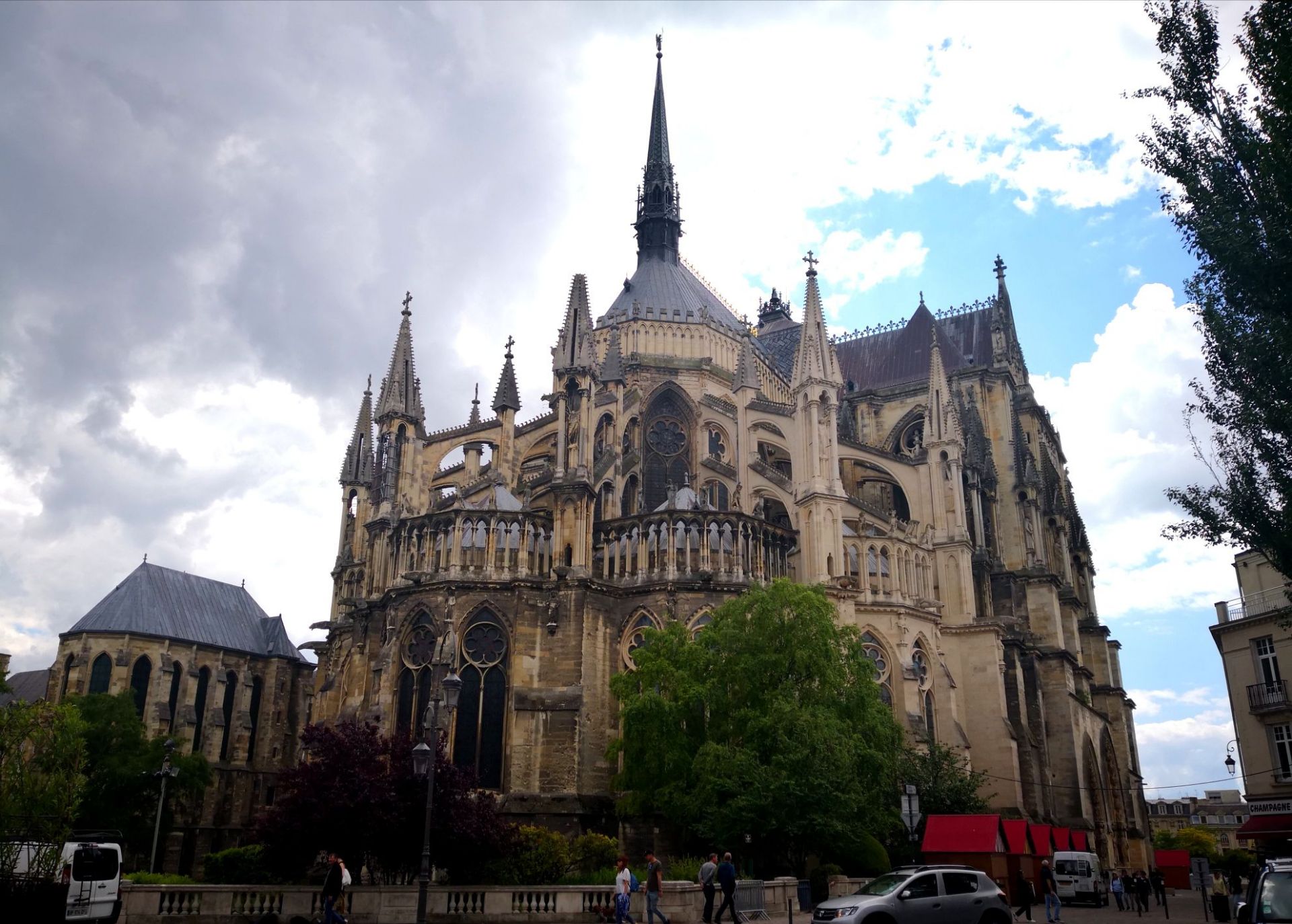 法国的兰斯。著名的兰斯大教堂，在法兰西历史上威望巨大，一千多年前法国第一位国王在此接受洗礼，这里也是