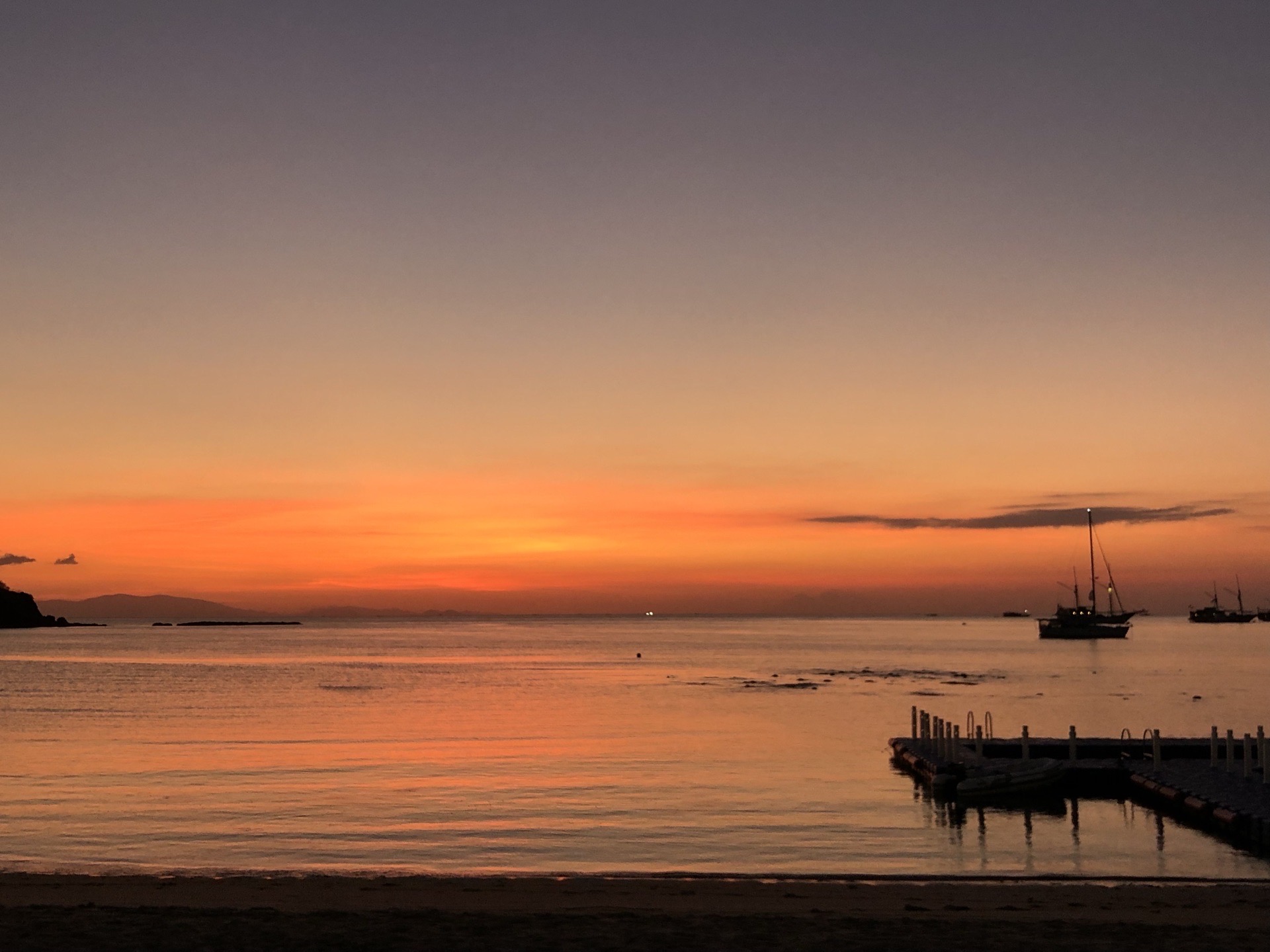 科莫多岛上的日落，金黄色的余晖洒落在海平面和沙滩上，皮划艇缓缓划过海面，那一刻美到极致。科莫多岛的粉
