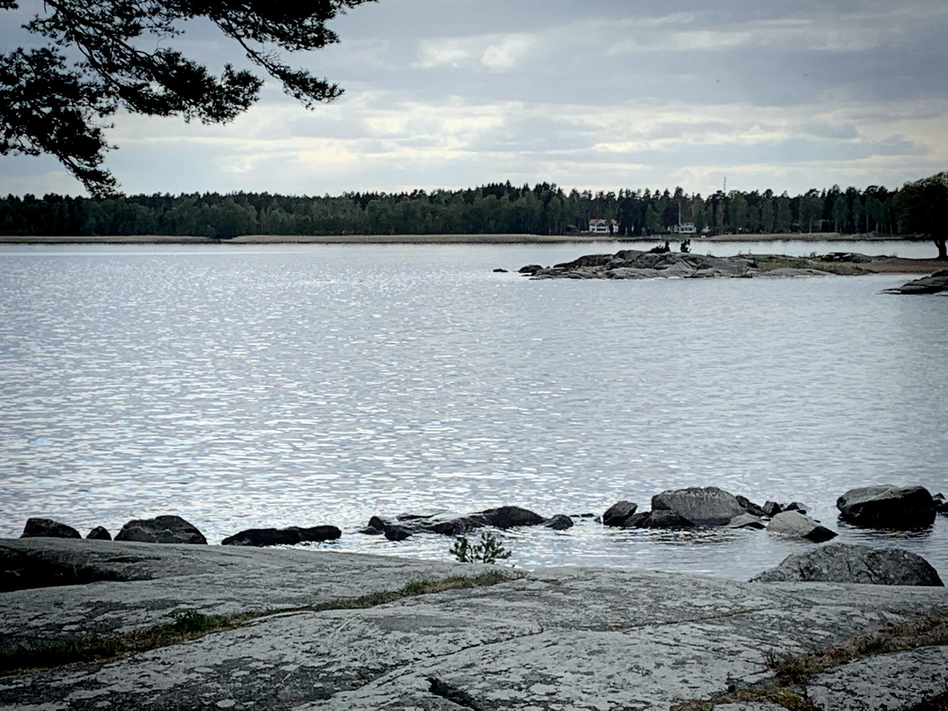 维纳恩湖 我们从挪威奥斯到瑞典的卡尔斯塔德，沿途风光主要是春天的景色，重点游览维纳恩湖区。风景秀丽的