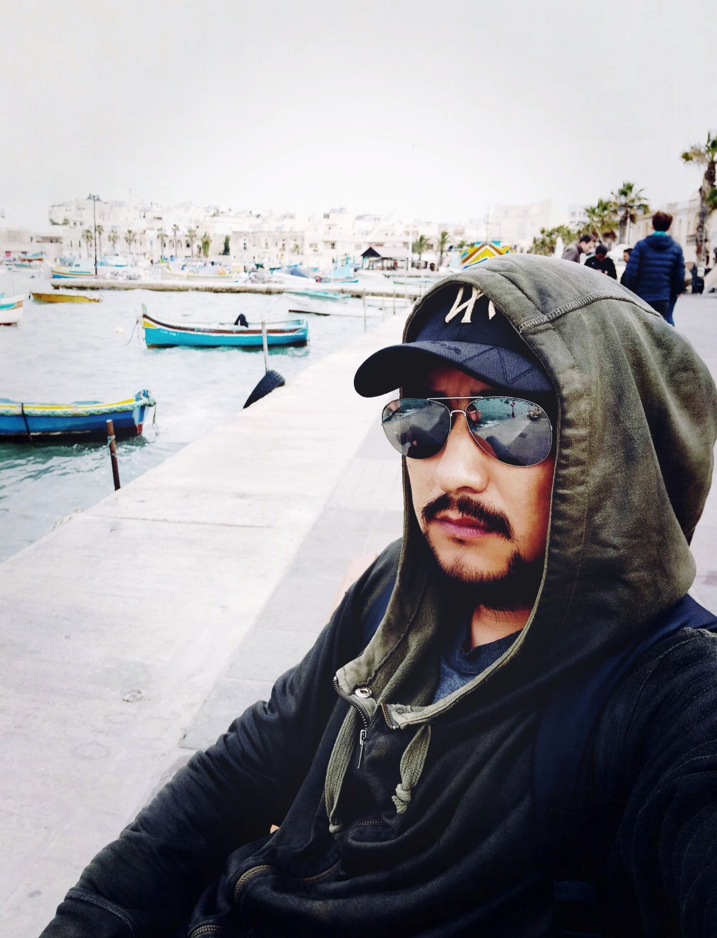 终于自己露脸了 在马耳他的最后一站… 无数色彩斑斓的小船停在海湾里，因为当天大风都没有出海。难得看到