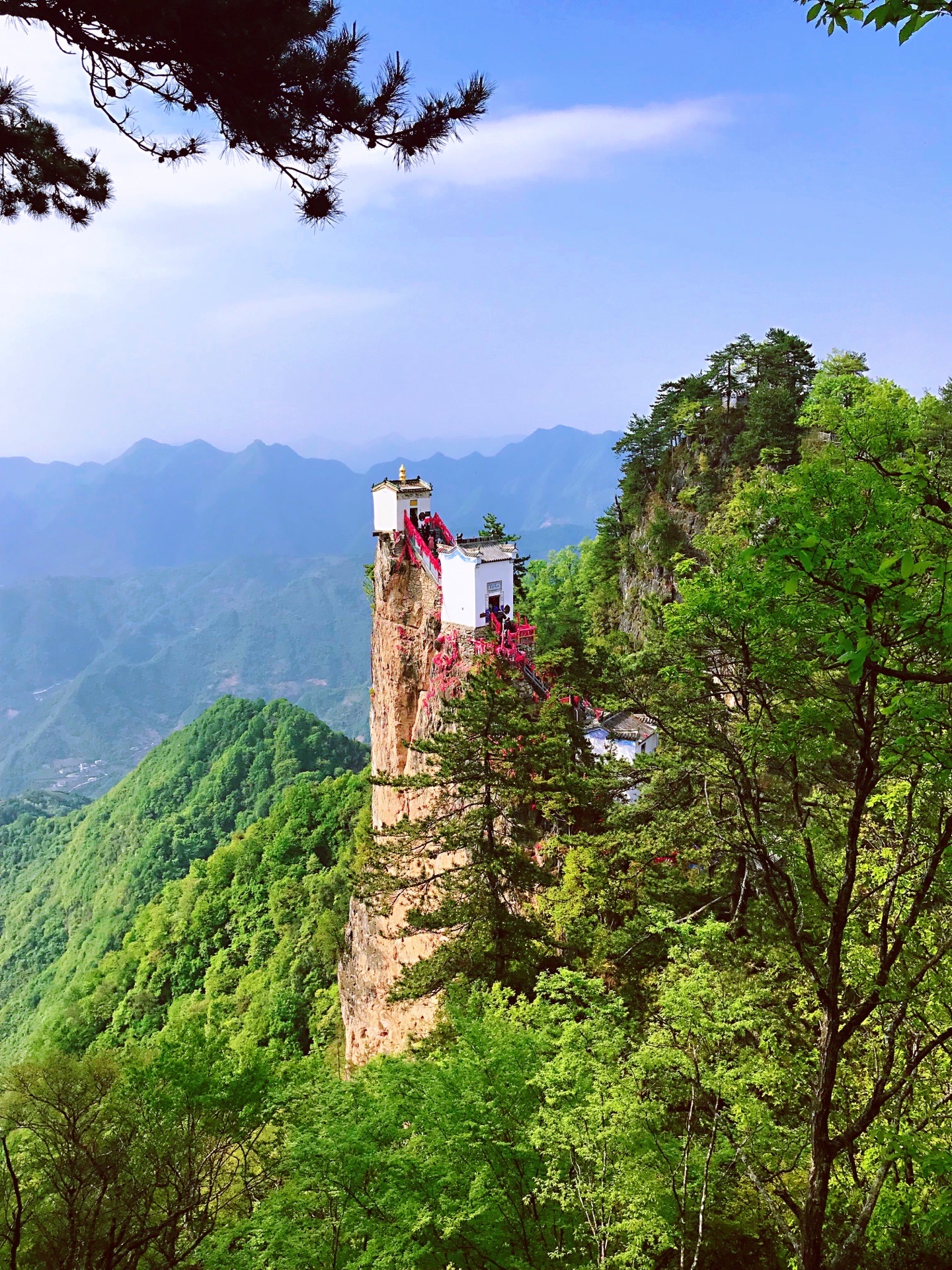 塔云山——秦楚一柱，绝顶道观  ⛰【景点攻略】 📍详细地址：陕西省商洛市镇安县柴坪镇 🚗交通攻略：自