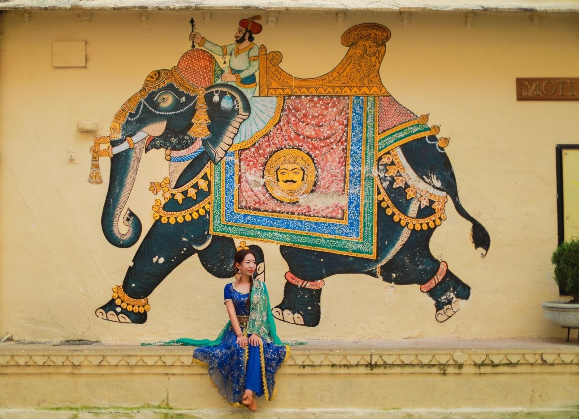 白色之城乌代布尔的美丽宫殿  在印度，拉贾斯坦邦被视为沙漠之邦。隶属于拉贾斯坦邦的乌代布尔，因其整个