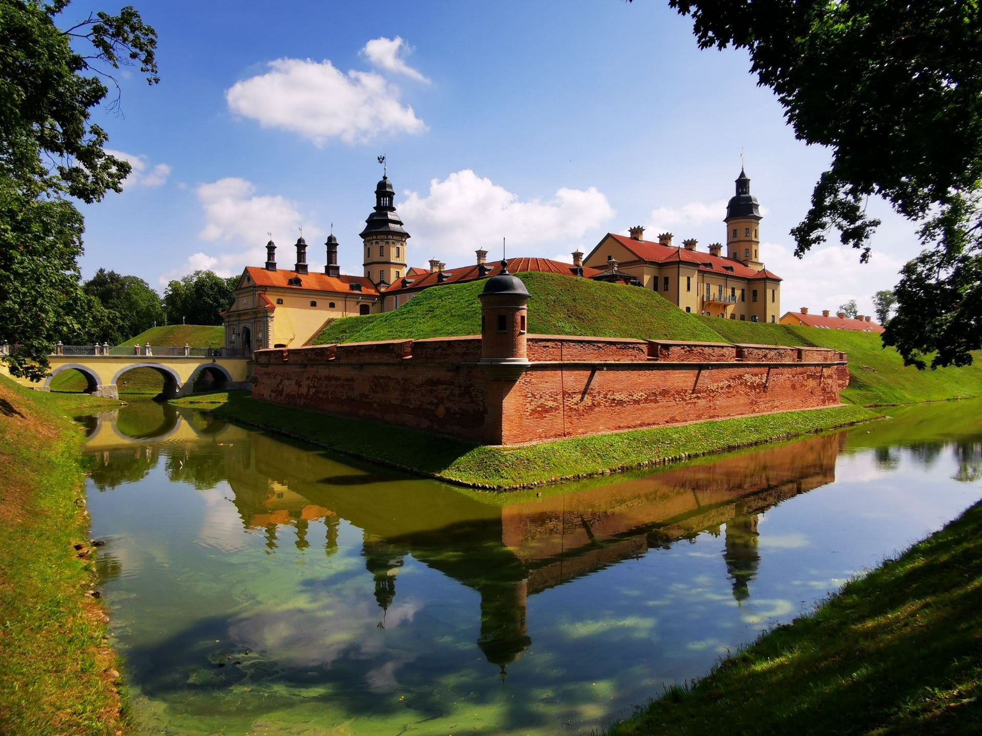 拉济维乌家族城堡位于白俄罗斯中部涅斯维日的乌沙河畔，始建于1513年，四周环绕着护城河，只能通过一座