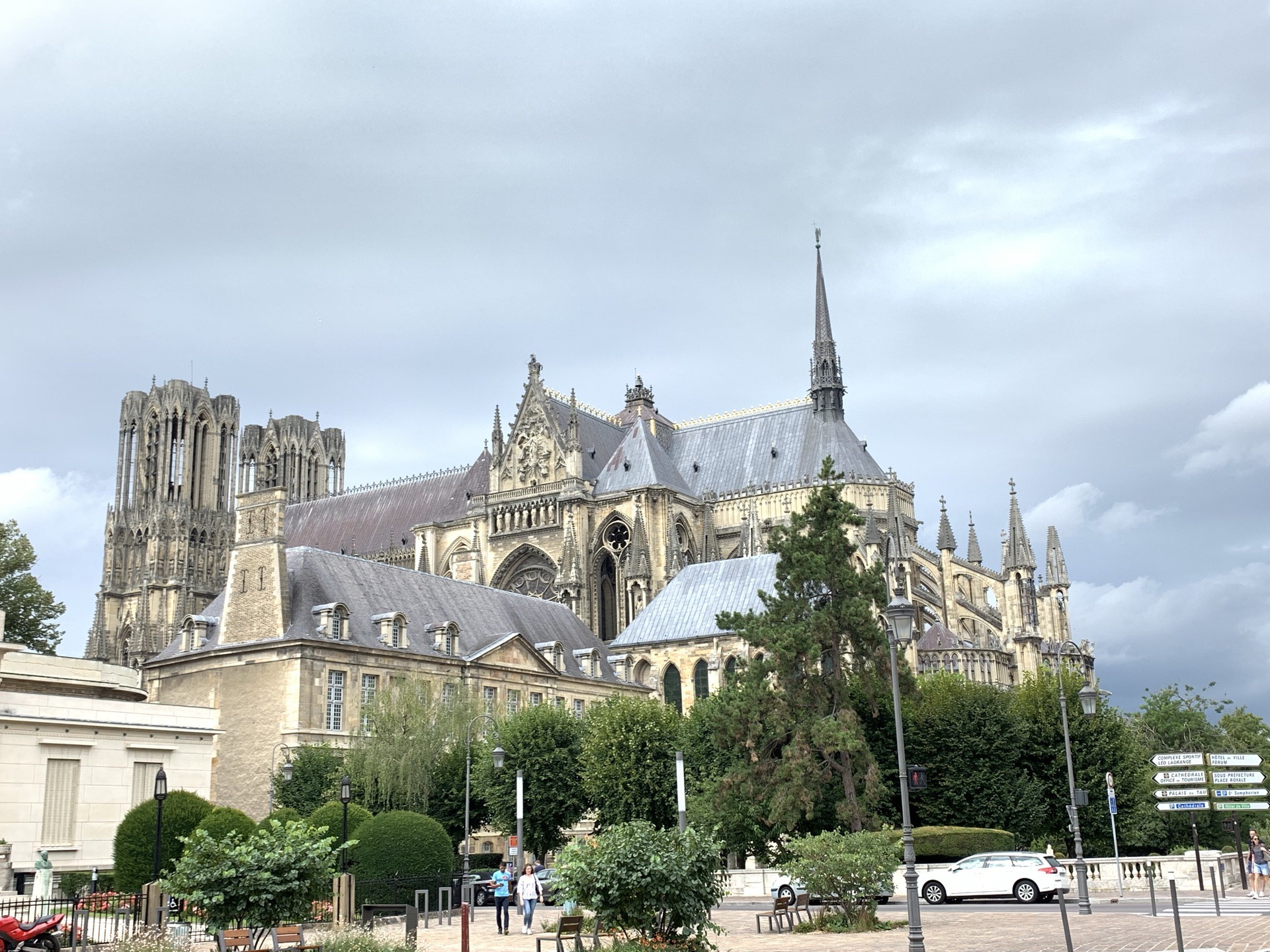 兰斯大教堂～“兰斯的微笑” 位于法国著名的香槟区 公元13世纪建造，这个外观设计和巴黎圣母院基本上是