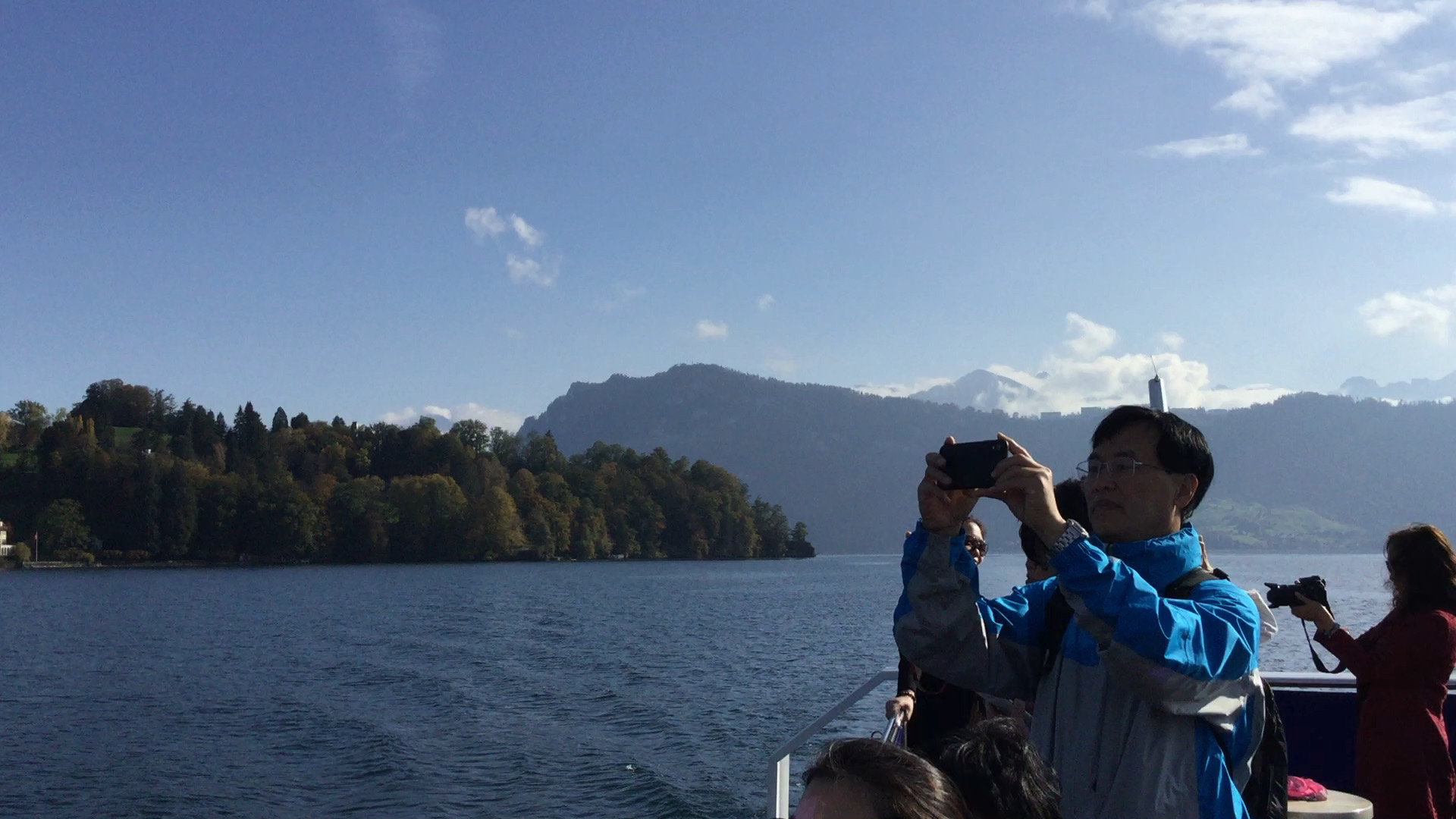 瑞士卢塞恩湖坐游船游览观光美景。