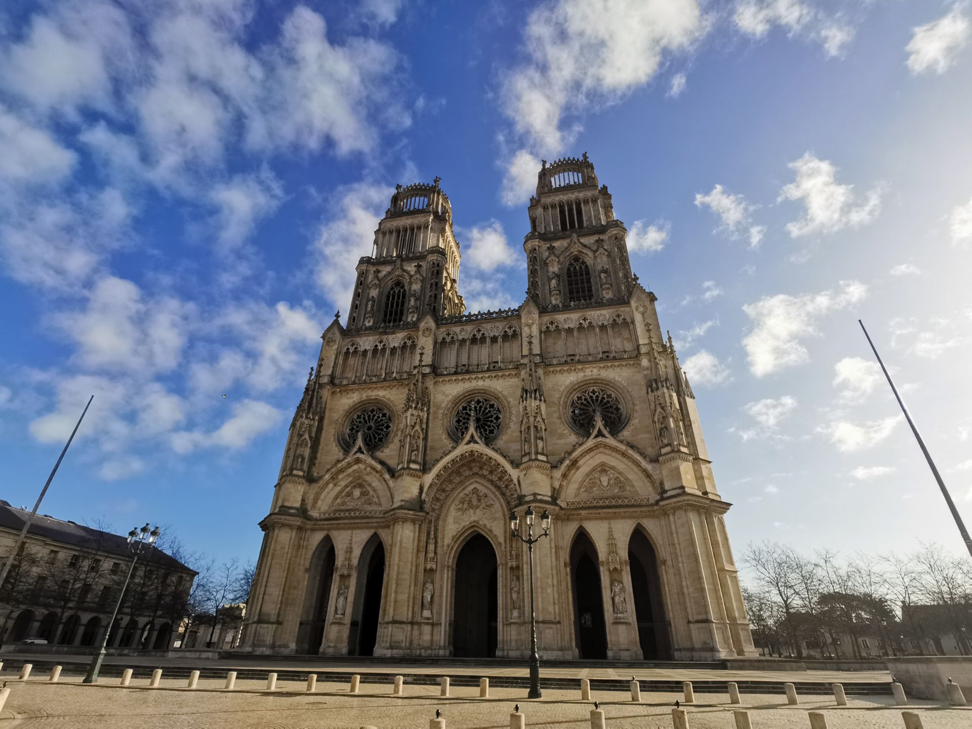 奥尔良圣十字主教座堂    600年的建造使她最终成为法国的建筑瑰宝！ 从13至17世纪至18世纪和