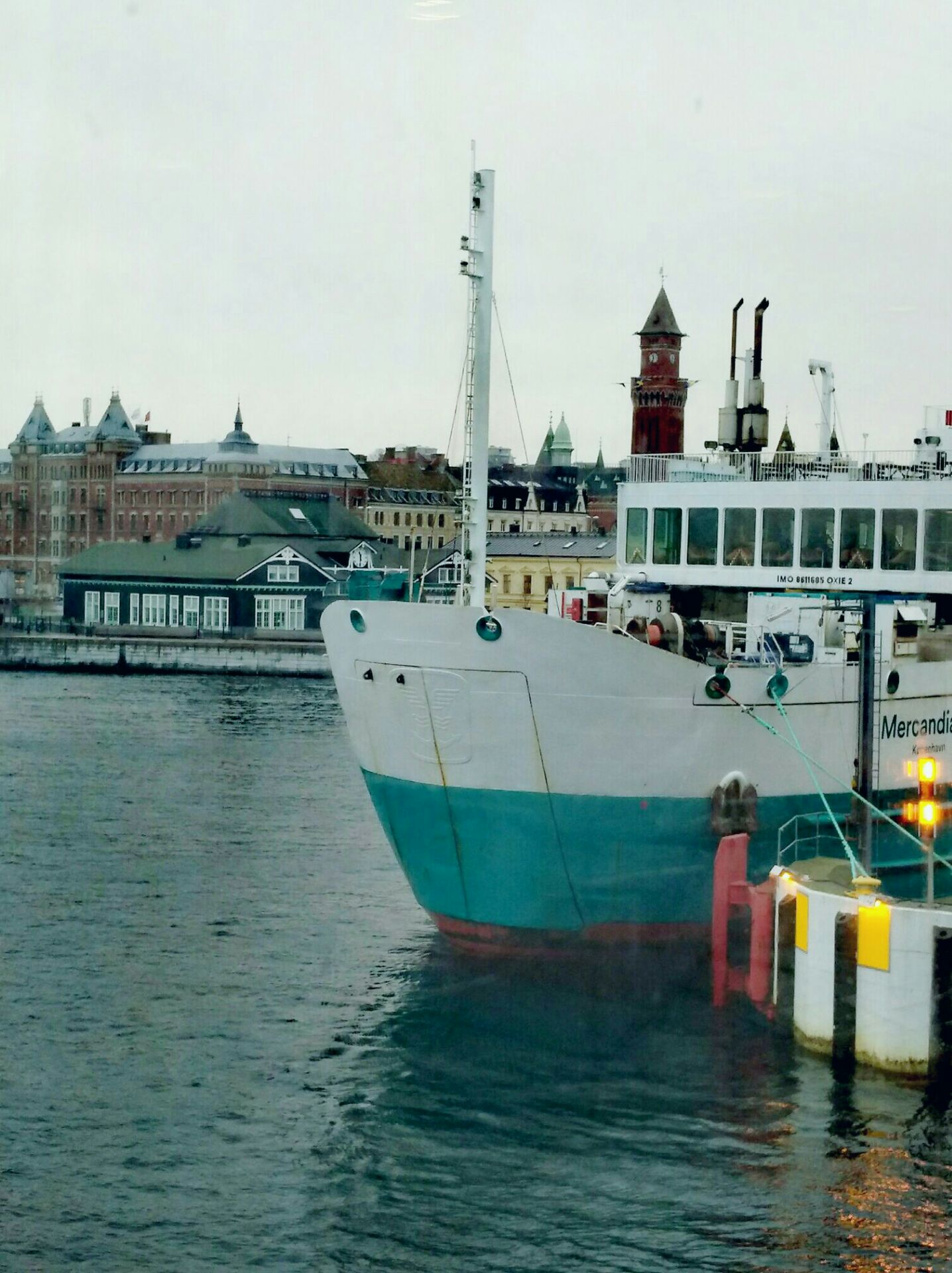 从瑞典南部海滨城市赫尔新堡坐游轮，通过厄勒 📆【行程攻略】 📆行程安排： 游览丹麦赫尔新堡和哈姆雷特