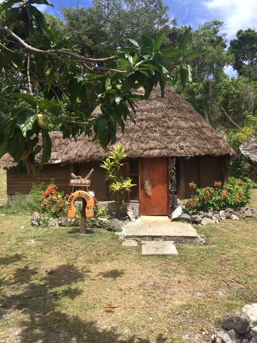 利富岛， 隶属于New Caledonia, 传统， 简单，幸福指数高，只有原始的岛民居住， 医疗卫