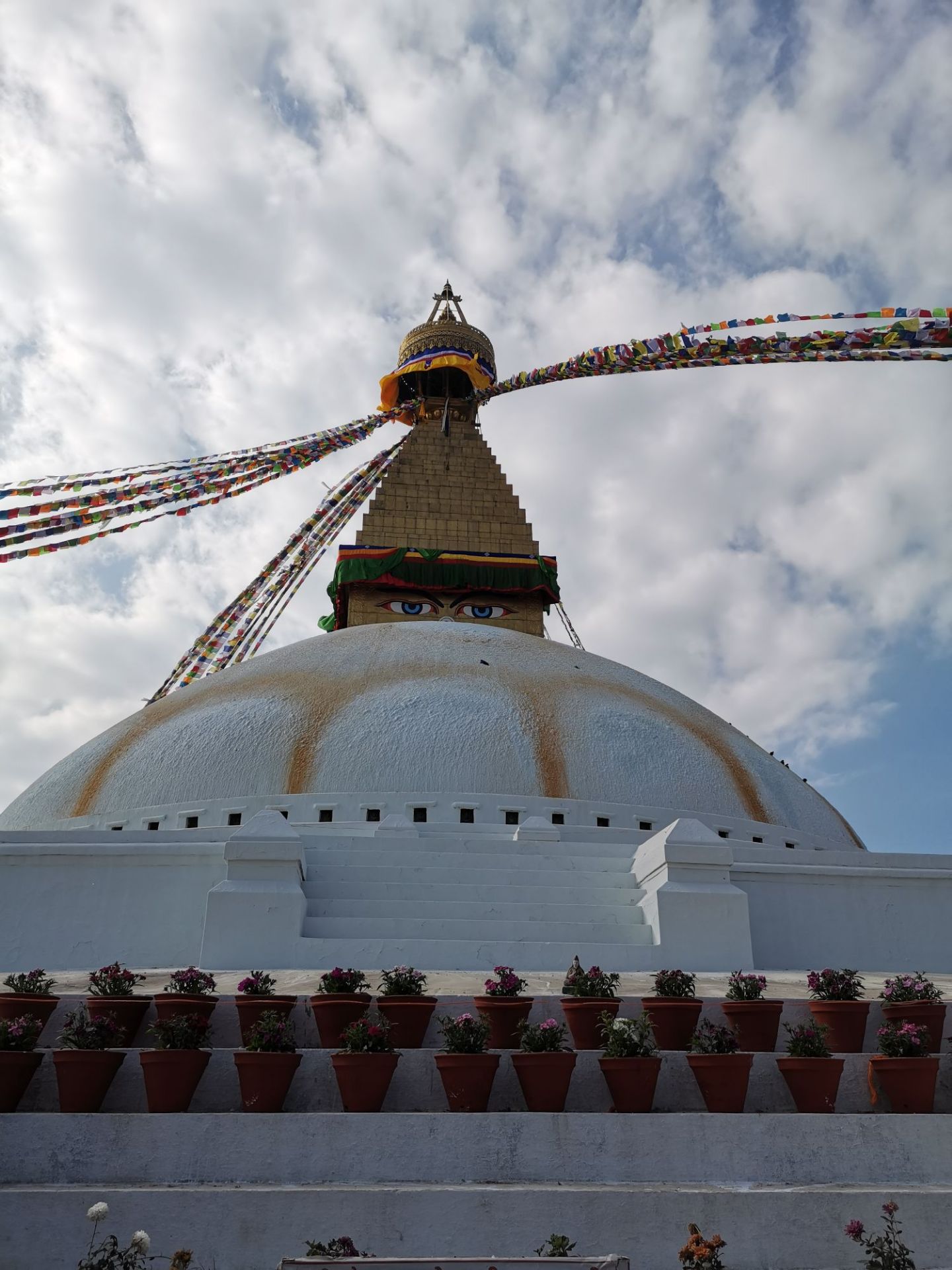 尼泊尔著名的古迹之一。塔高38米，直径100米。 博达哈大佛塔是世界上最大的圆佛塔，也是加德满都谷地