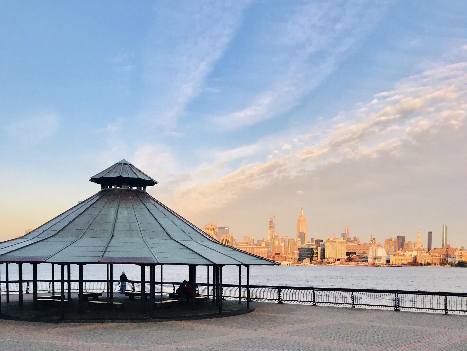 在Hoboken Pier A Park看曼哈顿天际线  从曼哈顿跨过哈德逊河，就到了新泽西州的Ho