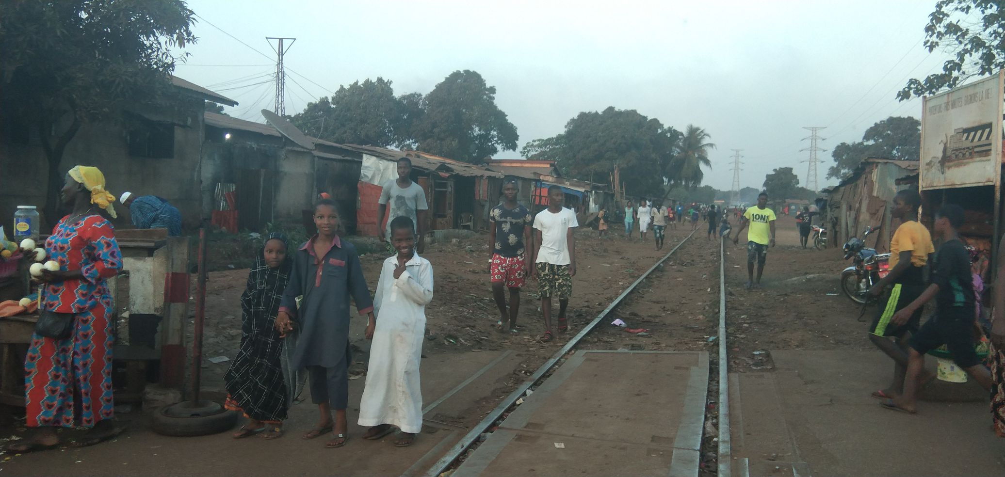 几内亚共和国（La République de Guinée），地处西非，全球最不发达地区之一。当地