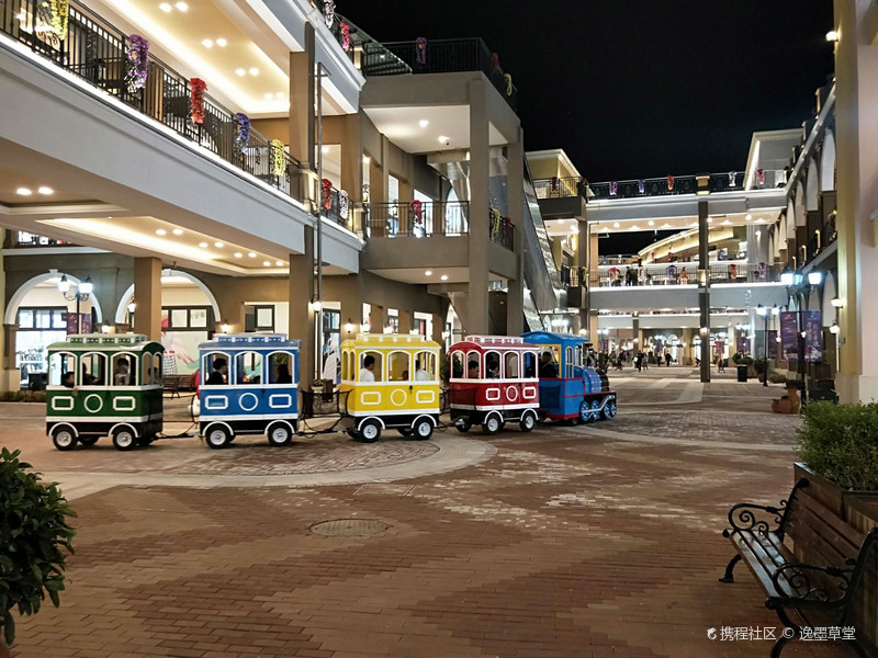 济南首创奥特莱斯，环境非常不错，价格也很低廉，地下停车方便。