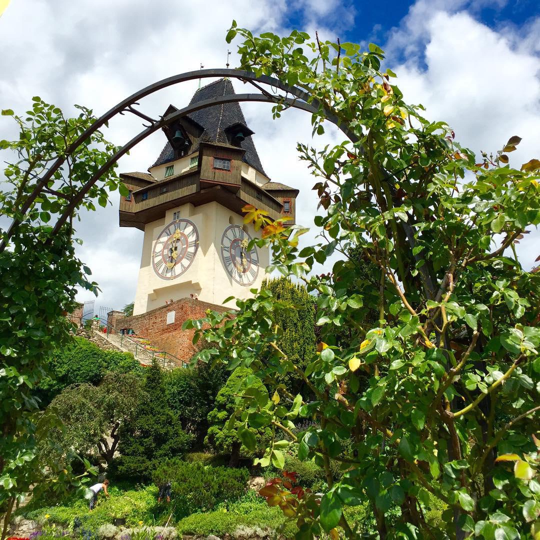 奥地利的时间标记者—大钟塔  来到奥地利，当然要去这里的城堡山了，但是在城堡山上也有一个非常著名的建