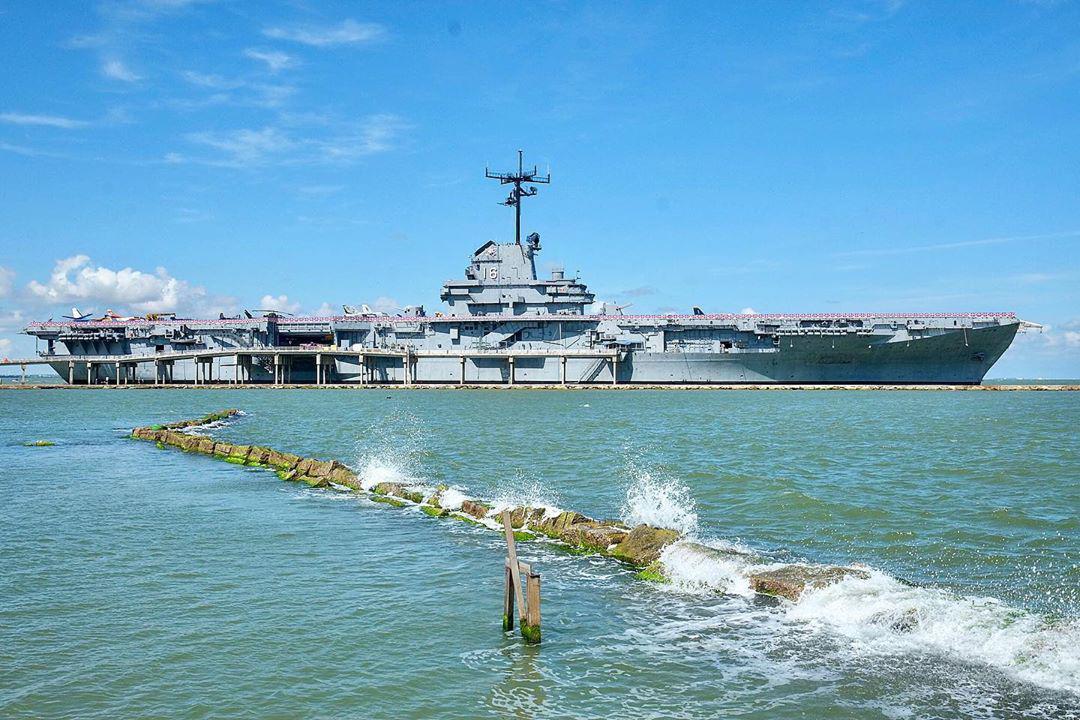 蓝色幽灵——USA航母的先驱   〔USS LEXINGTON〕现在被改装之后成了一座战舰博物馆，外